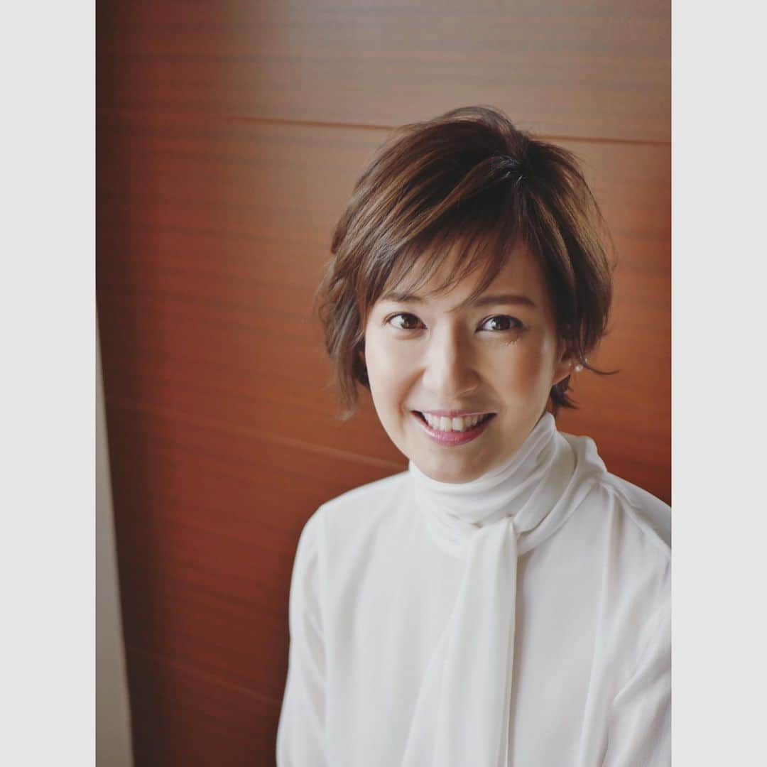 徳永有美さんのインスタグラム写真 - (徳永有美Instagram)「私は昨日で年内最後の放送となりました。昨日の放送でも色んなことをお伝えしました。新型コロナの感染者も、亡くなられた方も過去最多という厳しい現実。東京港区の保健所の松本所長の切実な叫び。日本国内のワクチン製造について。そして新海誠監督の言葉。  21:54の「こんばんは」の瞬間から番組終了の「さようなら」の瞬間まで、あのスタジオの空間で、昨日も色んなことを考え、感じ、正直な言葉を懸命に探してお伝えしたつもりです。  昨日の新海誠監督の姿と言葉は本当に印象的でした。 未来はなかなか見えないけど、コロナという中でそれは尚更なんだけど、今を必死に積み重ねることがいかに大切か。転んでもぶつかっても日々の生活で色んなことを感じて自分なりに必死になることは未来の自分の姿にちゃんと繋がるんだなと。あらためて思いました。 少し安心したくらいです。 考え抜いた人の言葉は重いし優しいです。  #新海誠  #報道ステーション  #徳永有美 #写真はいつかの雑誌取材撮影後 #報ステとは少し違う髪型」12月24日 10時41分 - yumi_tokunaga.official