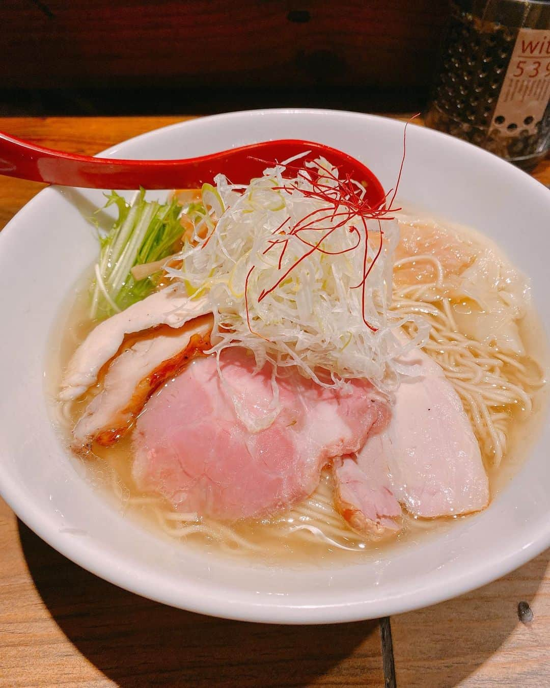 望月りささんのインスタグラム写真 - (望月りさInstagram)「麺屋　翔本店に行ってきました🍜 お腹いっぱいになったので酒場元気にクリスマスイブを過ごせそうです笑❤️ クリスマスイブを私と過ごしましょう☺️🎄 #麺屋翔 #ラーメン #ラーメン好きな人と繋がりたい #クリスマスイブ」12月24日 16時18分 - mochizuki_0715