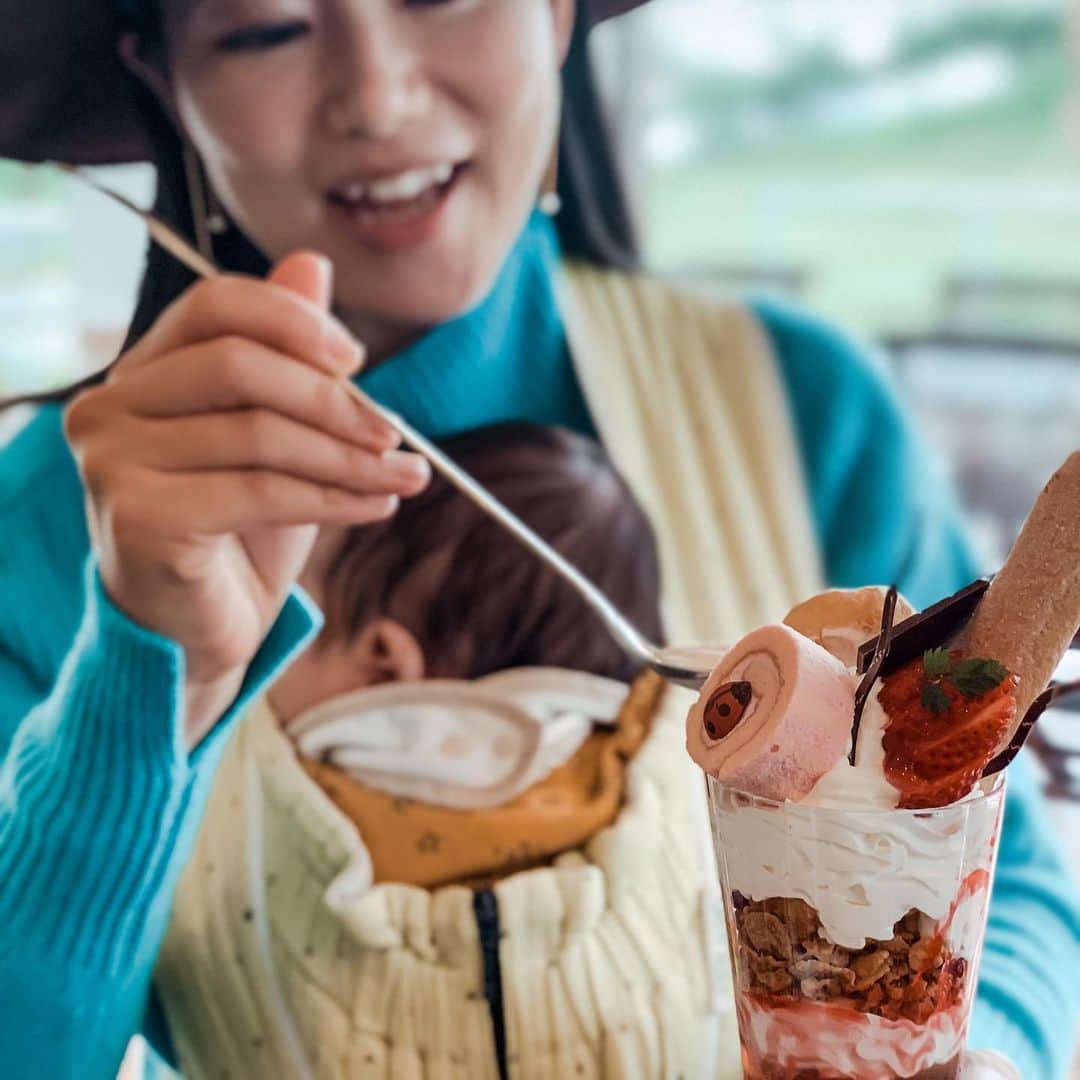 のインスタグラム：「#カヌチャでカフェ﻿ @kanucha_resort  ﻿ 「オープンテラスカフェ ファミーゴ」。﻿ ﻿ パティシエ特製パフェ🧁﻿ てんとう虫のチョコがのってる🐞　　﻿ ﻿ こちらからなにも言わなくても﻿ お水を子供用のコップに入れて出してくれた。﻿ ルイルイにはまだ早いけど、﻿ その気遣いが嬉しい☺️﻿ ﻿ フラッと立ちよってしばしの休憩☕️﻿ ﻿ ─︎─︎─︎─︎─︎─︎─︎─︎─︎─︎﻿ ﻿ #沖縄﻿ #沖縄リゾートホテル﻿ #子供に優しいホテル﻿ #カヌチャ﻿ #カヌチャは街だ ﻿ #カヌチャリゾート ﻿ #カヌチャリゾートホテル﻿ #カフェ﻿ #カヌチャリアンアンバサダー」