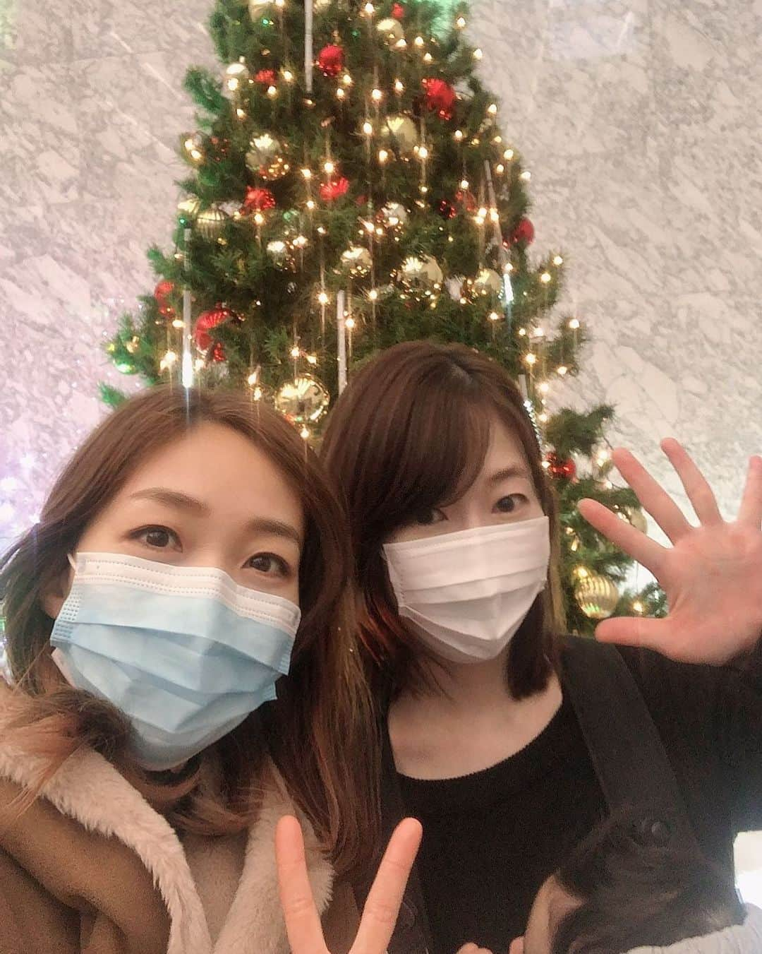 池辺愛さんのインスタグラム写真 - (池辺愛Instagram)「メリークリスマス⭐️🎄⭐︎ たまたま通りかかったビルに飾られていたツリー前で。 今年はほんっとにいろ〜んなことがあったけど、くぼっちにもたくさん助けてもらったなぁ☺️ ここのところ、たまたま色んなことが重なり、ちょくちょく会っておりました。 でも遊んでる訳じゃないので、たまには2人で久しぶりに温泉にでも入りに行きたいなぁなんて思いながら…🥰 まぁでも会えるだけでもじゅうぶんかな⤴️  なんかぶつぶつ言っちゃったけど、 メリクリヤッホーってこと😆❤️ ステキなクリスマスを🎄  #メリークリスマス #メリクリヤッホー」12月24日 16時12分 - aiikebe