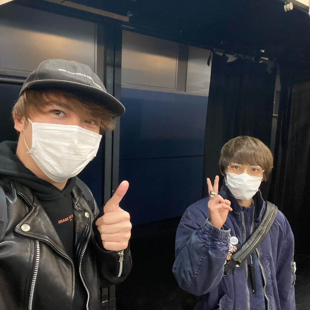 冨森ジャスティンのインスタグラム：「「プラネタリウムのふたご」稽古開始〜！ ソーシャルディスタンスのせいで、俺の顔がでかい。笑」