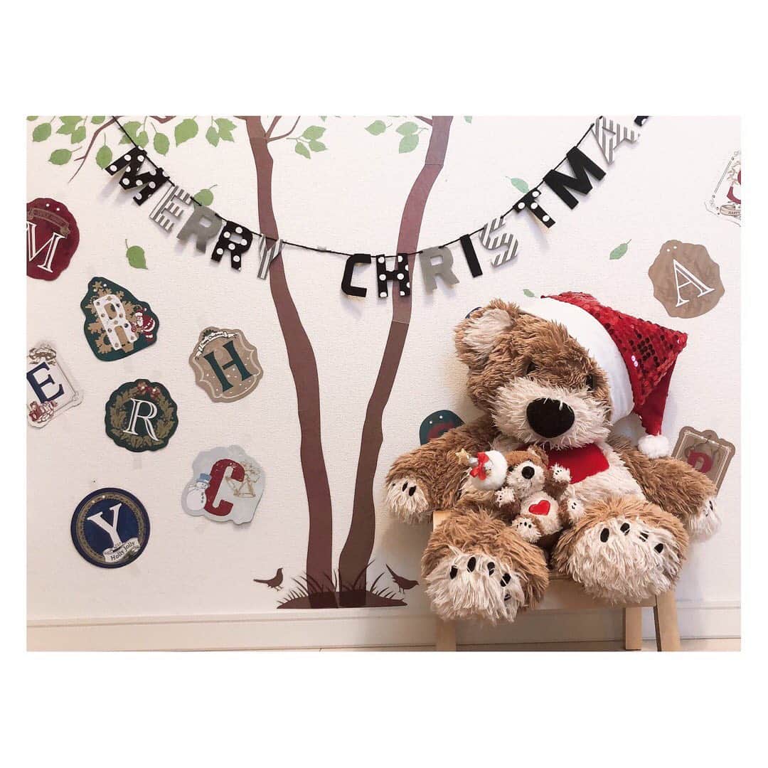 小河結香のインスタグラム：「X'mas Eve🎄✨ 今年の我が家のクリスマスは こんな感じの飾り付け🎀 #推しツリー 作ったり #ぬい撮り したり…😍 手作り生チョコタルトで友達と お家クリパしたりもしました☕️ クリスマスはまだまだこれから✋ #クリパ #ホムパ #お家クリスマス #メリクリ #手作りタルト」