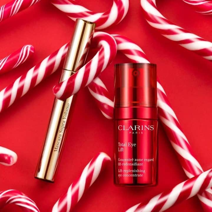 Clarins Canadaのインスタグラム：「A powerful duo for a fierce gaze!🤩 Clarins mascaras all contain the Lash Boosting Complex which, day after day, helps lashes gain strength, volume and length. As for the Total Eye Lift, it contains the strengthening action of panthenol which fortifies and enhances the lashes.⁣ __________⁣ Un puissant duo pour un regard intense !🤩 Les formules des mascaras Clarins contiennent un petit plus qui les différencie des autres : le Complexe Boosteur de Volume, qui permet aux cils de gagner en force, en volume et en longeur jour après jour. Le soin contour des yeux Total Eye Lift contient quant à lui l’action fortifiante du panthénol qui fortifie et sublime la frange des cils.⁣ .⁣ .⁣ .⁣ #Clarins #ItsAllAboutYou #ChristmasWithClarins #ClarinsHoliday #SweetHoliday #TotalEyeLift」