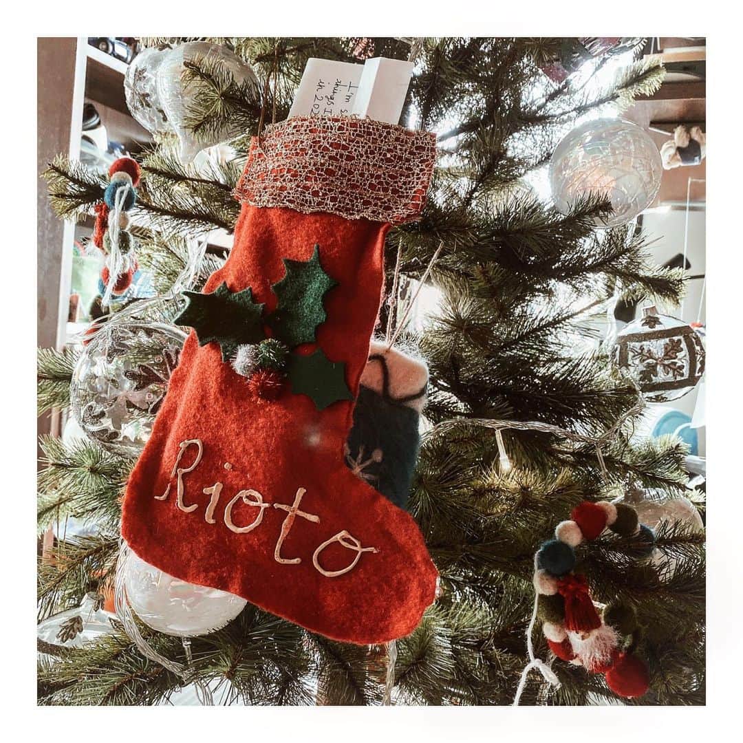 鈴木紗理奈さんのインスタグラム写真 - (鈴木紗理奈Instagram)「サンタさん 今年もよろしくお願いします🎄 リオトは夜更かししたら来てくれないから今日は早く寝るって言ってましたよー🌙 お待ちしています。 ココアあるので是非飲んでいってくださいね🎅☕️  #riototomama」12月24日 11時03分 - munehirovoice