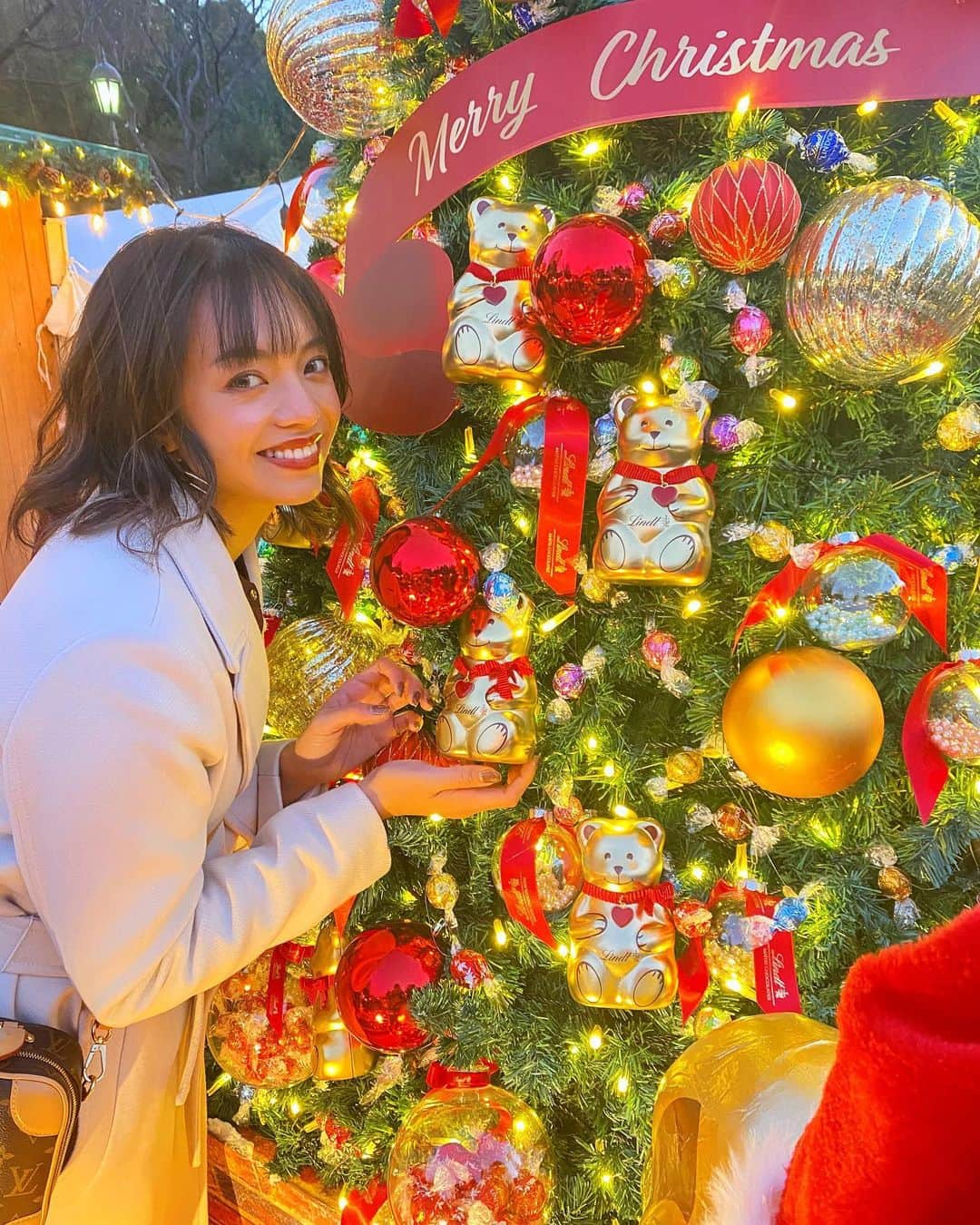 太田モニカのインスタグラム：「Today is Christmas Eve🎄✨ . . 日比谷公園のクリスマスマーケット行ってきたよ☺︎‼︎ . 雰囲気めちゃいいし 暖かいフードやドリンクも売ってる🎅 . . 25日までしかやってないから クリスマスにピッタリなデートスポット‼︎ もちろん友達や家族連れも多かったです👌✨ . . #monika #monikalifestyle  #love #happy #instagood  #christmas #christmaseve  #tokyo #hibiyapark #christmas event  . #モニカ　#モニカライフスタイル  #クリスマスイブ #クリスマス #クリスマススポット　#日比谷公園 #東京デート　#クリスマスデート　#クリスマスマーケット」