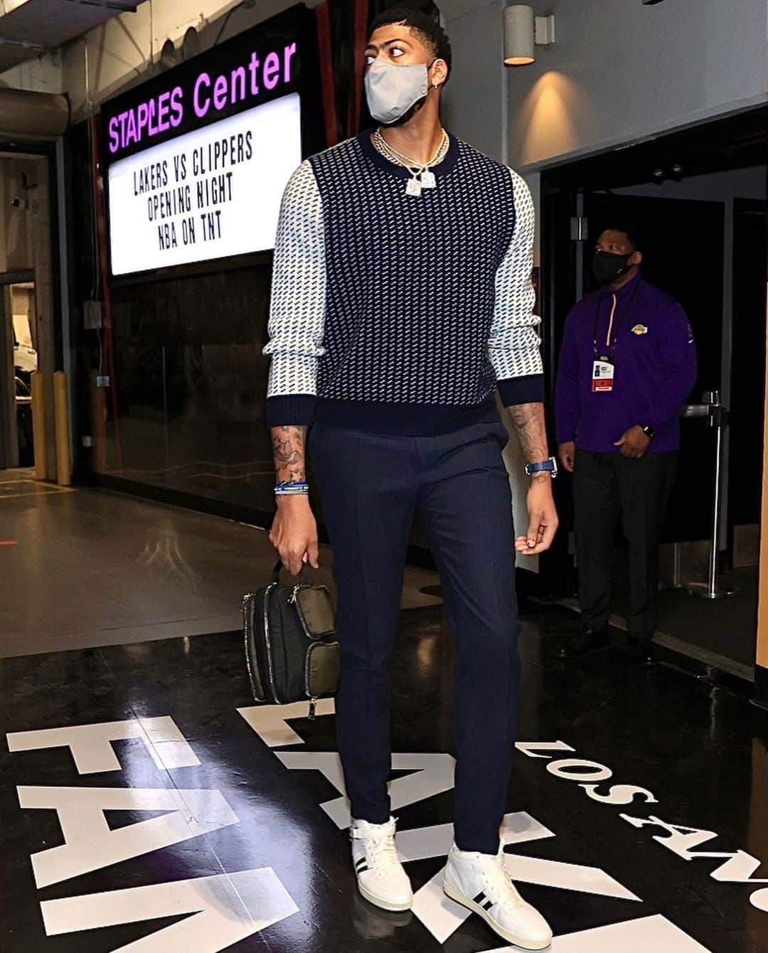 のインスタグラム：「SPOTTED: @antdavis23 arrives for the @lakers vs @laclippers game last night wearing our TS x L.L.Bean Colorblock Navy Sweater ⏫ Tap the post or  link in Bio to shop the style ⏫ 📷 via @upscalehype #toddsnyder #TSxLLBean #anthonydavis #anthonydavisuh  #llbean #nbastyle」