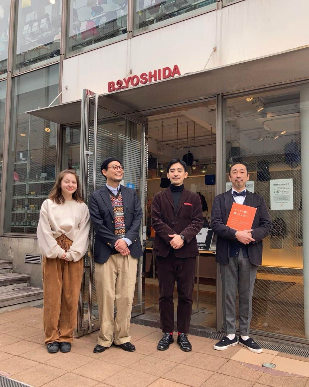 B JIRUSHI YOSHIDAのインスタグラム：「おはようございます。 只今の代官山地区の天候は曇り。 本日の最高気温は、14℃の予報です。 日差しはありませんが比較的過ごしやすいお天気かもしれません。 ・ 本日はこのメンバーでご案内いたします。 いつもはミスターパーカーjrな隣りのスタッフがタートルネックボーイなのが何故か気になるスタッフがおります。彼と熱く語りたい方は是非声をかけてあげてください。  ・ それでは、本日も皆様のご来店をお待ちしております。 ・ ＜営業終了のお知らせ＞ B印 ヨシダ 代官山は、12月27日(日)をもって営業を終了いたします。 最終営業日まで、変わらぬご愛顧のほど、宜しくお願いいたします。 営業終了後はビームスジャパン3Fにて販売をいたしますので、どうぞご利用いただきますよう宜しくお願いいたします。  #beams #bjirushiyoshida #b印ヨシダ」