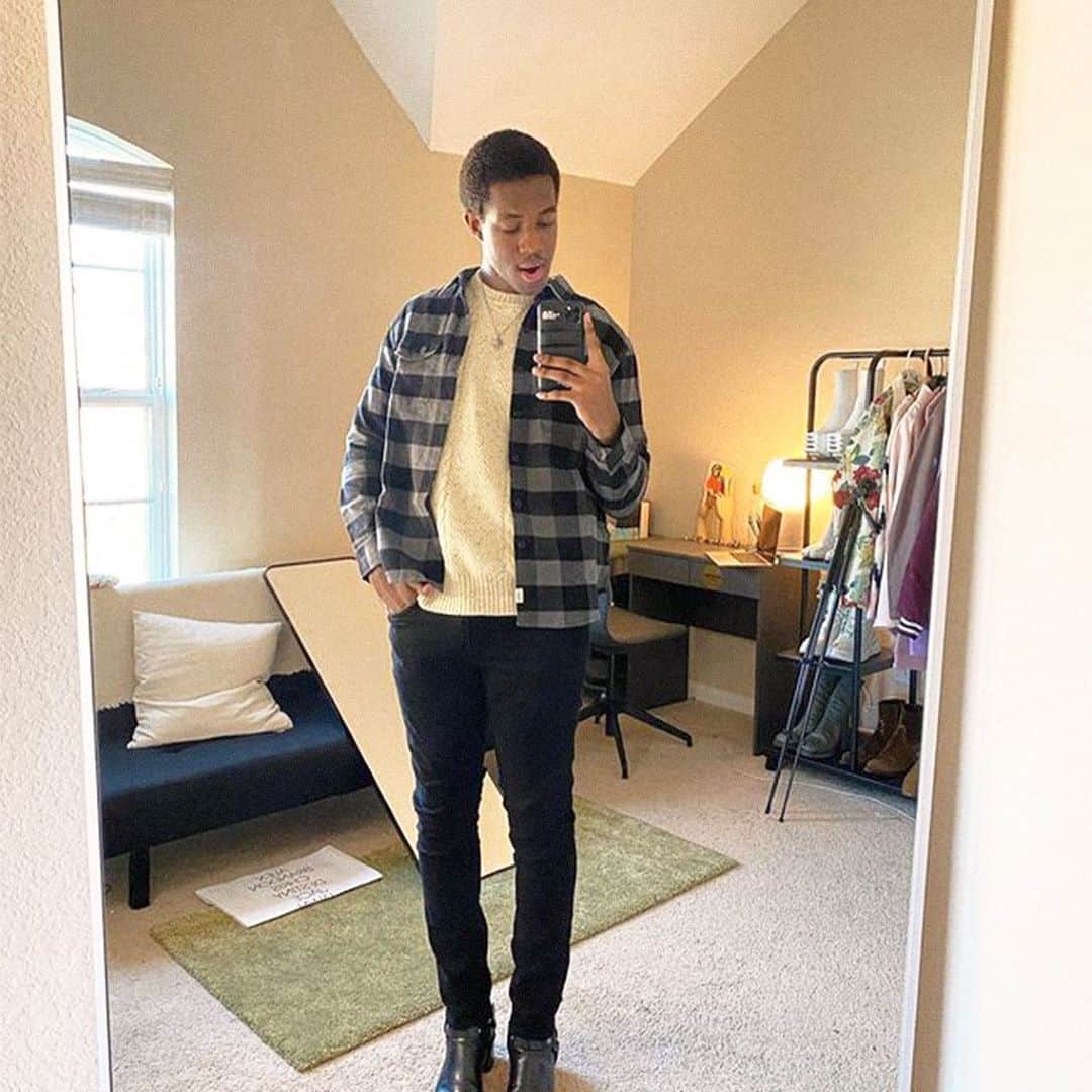 American Eagleさんのインスタグラム写真 - (American EagleInstagram)「@wisdm definitely wins for best dressed on our holiday Zoom call 💯 Check out his favorite warm, holiday-ready ‘fits」12月24日 11時05分 - americaneagle