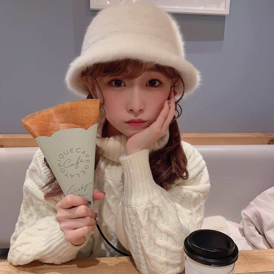 平野友里（ゆり丸）さんのインスタグラム写真 - (平野友里（ゆり丸）Instagram)「😋  クレープは #ジェラピケカフェ のシュガーバターが1番すき❤︎  あんね  クレープはね  生地がパリパリしてなあかんねん  うちは  モチモチは許さん  世の中パリパリしか勝たん  👊🏻卍  めっちゃうまいからあんたも 一回食べてみぃや👊🏻💗  ・ ・ ・ ・  #ジェラピケ #ジェラートピケ  #ジェラピケカフェ #クレープ  #パリパリしか勝たん #話し方うざい❤︎ #誰やねんあんた #ええ加減にせえ #ゆり丸 #ゆり丸カフェ巡り」12月24日 11時11分 - yurimaruchan___