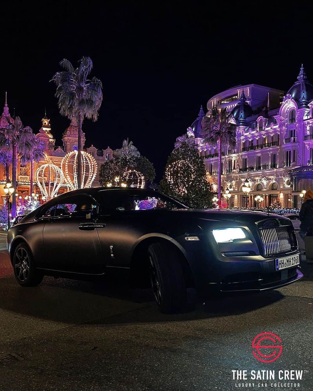 CARLiFESTYLEさんのインスタグラム写真 - (CARLiFESTYLEInstagram)「Monaco Christmas with the RR Wraith black badge. @thesatincrew #carlifestyle」12月24日 11時17分 - carlifestyle