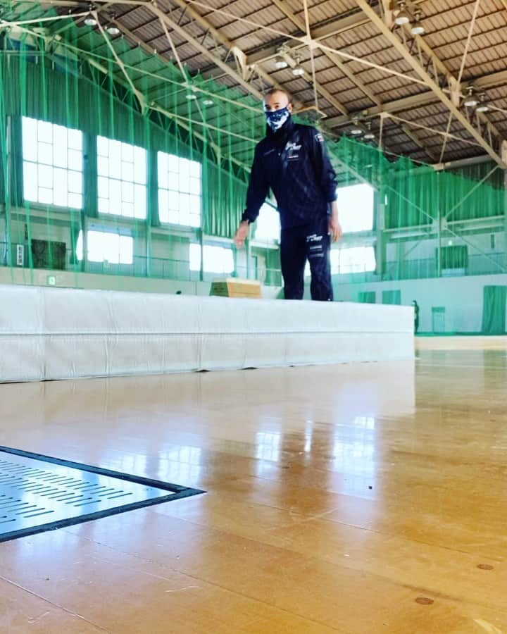 モーゼス夢のインスタグラム：「ハワイアンズムキムキでええやんずショーの為に絶賛トレーニング中です🔥 @energy_musical  @spa.resort.hawaiians  トレーニング以外は外出禁止（健康隔離生活） このトレは黒豹独自なので演目とは一切関係ございません このマットという重心が不安定な中での挙上は正にスポーツマン寄りのトレーニングです🔥!! コツとしまして体幹をしっかり絞めること あと純粋に楽しいし♪ 皆様もぜひお試しあれ🔥!! 皆様にenergyを伝えれるよう精進致します！ #energy笑う筋肉 #尼崎の黒豹 #アマクロ」