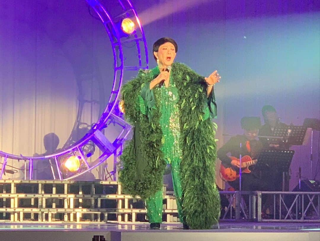デヴィ・スカルノさんのインスタグラム写真 - (デヴィ・スカルノInstagram)「ザ・プリンス パークタワー東京にて   美川憲一さんの CHRISTMAS DINNER SHOW 2020が 開催されました。   今年も 聖なる夜に、 美川さんの 美しい歌声が、 ステージを彩ります  素晴らしい歌声も さることながら、いつも 笑いありの 楽しいショーをご披露してくださる 美川さん。  今日の衣装も とてもゴージャスで 素敵に輝きます  デザートはこちら♪ よく見て下さい、“しぶとく生きる”という言葉が  何度聴いても 飽きることのない、圧巻の歌声に 酔いしれる、 クリスマスナイトを 過ごしました  神田うのさんと♪  楽屋にて 左から、 美川憲一さん、 私、 はるな愛さんと♪」12月24日 11時19分 - dewisukarnoofficial