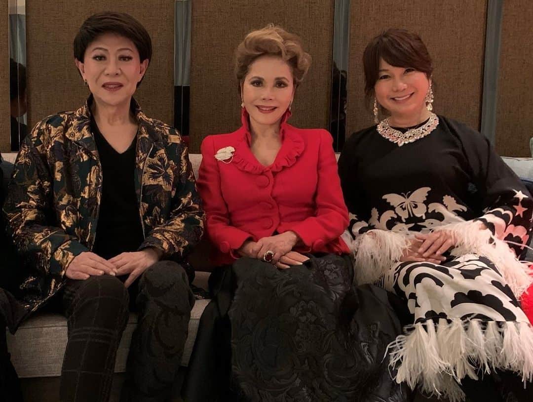 デヴィ・スカルノさんのインスタグラム写真 - (デヴィ・スカルノInstagram)「ザ・プリンス パークタワー東京にて   美川憲一さんの CHRISTMAS DINNER SHOW 2020が 開催されました。   今年も 聖なる夜に、 美川さんの 美しい歌声が、 ステージを彩ります  素晴らしい歌声も さることながら、いつも 笑いありの 楽しいショーをご披露してくださる 美川さん。  今日の衣装も とてもゴージャスで 素敵に輝きます  デザートはこちら♪ よく見て下さい、“しぶとく生きる”という言葉が  何度聴いても 飽きることのない、圧巻の歌声に 酔いしれる、 クリスマスナイトを 過ごしました  神田うのさんと♪  楽屋にて 左から、 美川憲一さん、 私、 はるな愛さんと♪」12月24日 11時19分 - dewisukarnoofficial