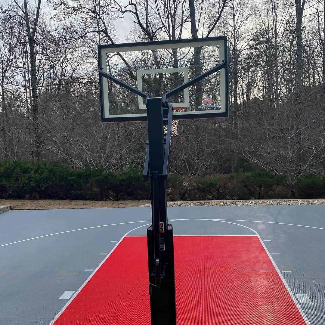 アレン・ジョーンズのインスタグラム：「@dunkstar_diy_courts did a great job. Do I dare say a phenomenal 1!!」