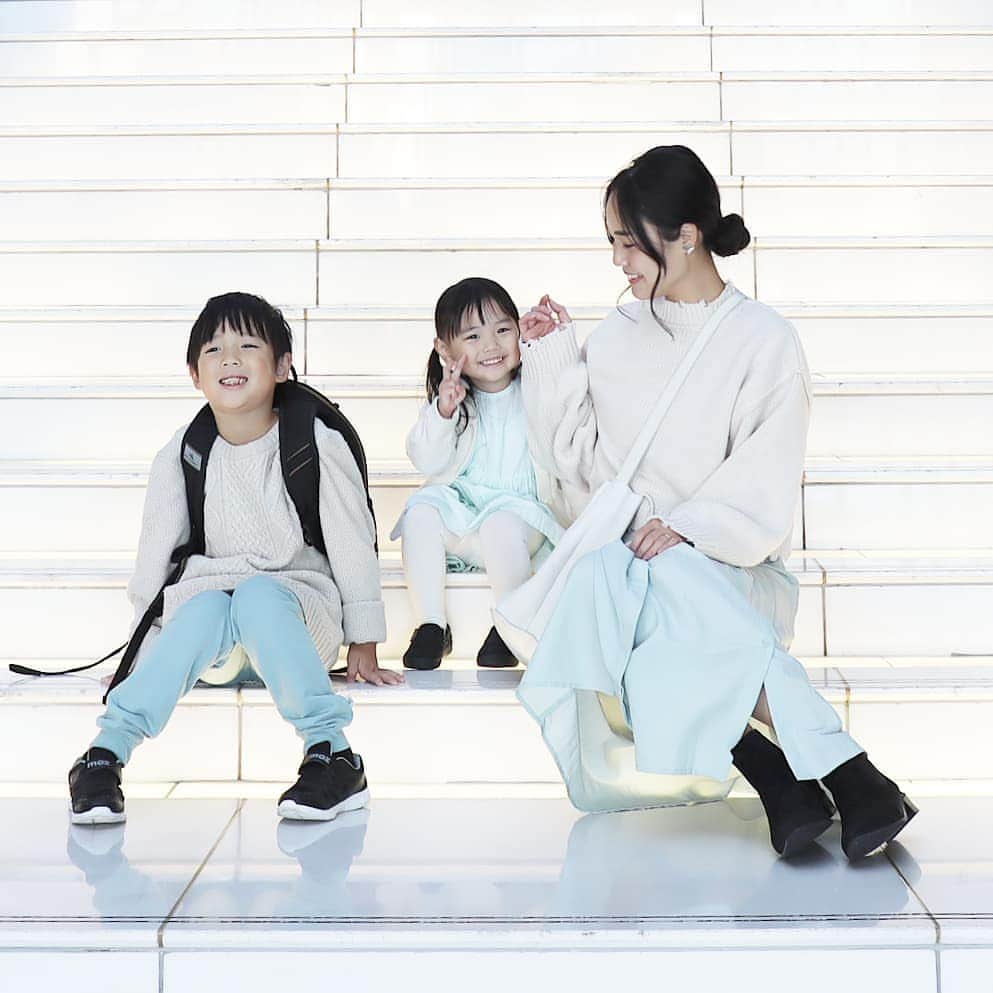 Eri Satoのインスタグラム：「white×mintgreen×blackコーデ · knit,shirt: @rectangle_official  #ダメージクロップドニット one-piece: @reedit_official bag: @beaure_official pierce: @joueri shoes: @welleg_shoes · 最近コーデ撮ってないので前の写真で😂 今夜はクリスマスプレゼントを準備しておくために起きなくては🙄 玄関に段ボール山積みだけどバレてない🤗笑 皆さん素敵なクリスマスを～💛 · #rectangle_official#rectangle_code#rectangle#レクタングル#ニット#高身長コーデ#ママコーデ#カジュアルコーデ#親子リンクコーデ愛好家#親子#リンクコーデ#親子コーデ#親子リンクコーデ #秋コーデ#fashion#ootd#outfit#code#coordinate#style#コーデ#プチプラ#プチプラコーデ#mamagirl#locari#partegram#カジュアル#お洒落さんと繋がりたい#malu」