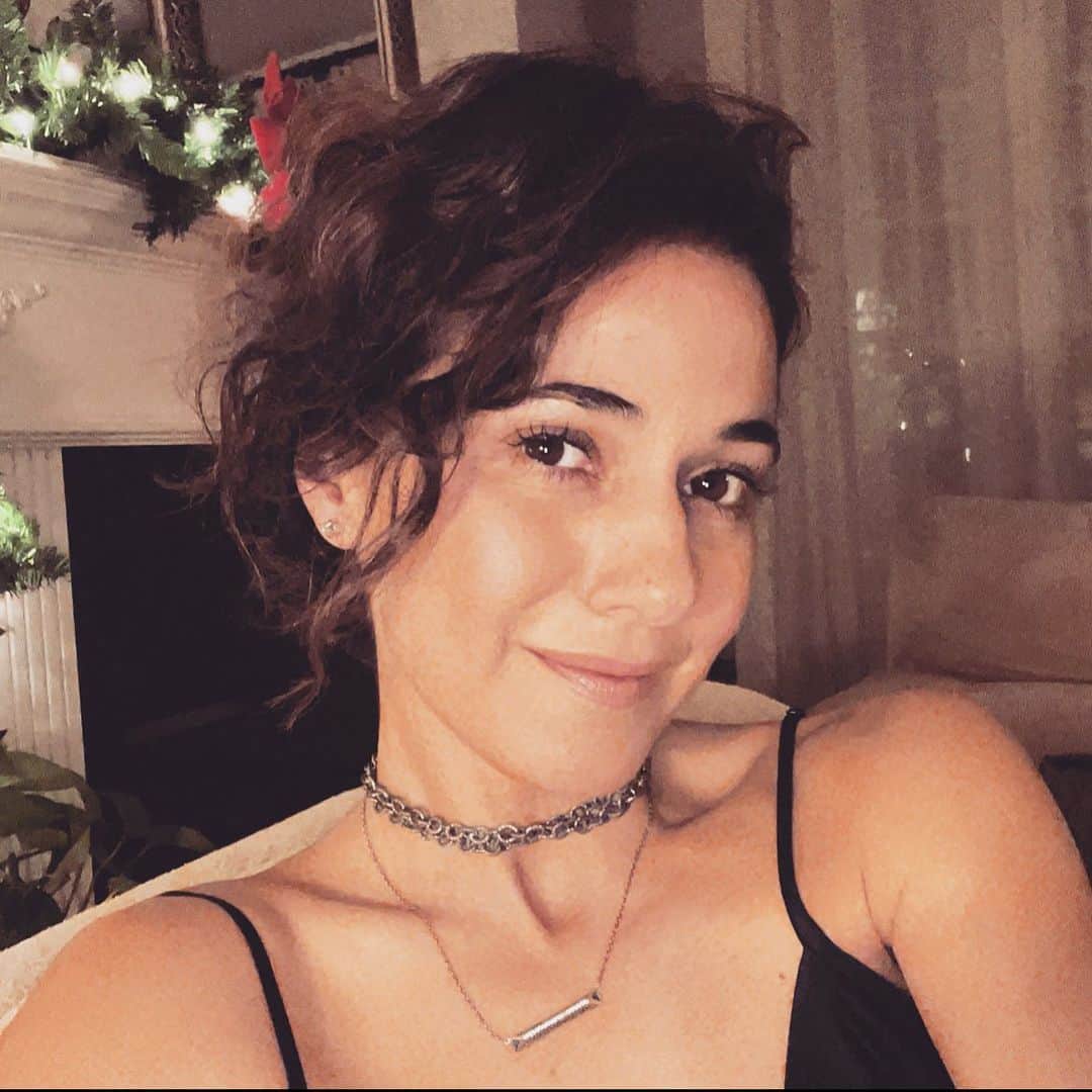エマニュエル・シュリーキーのインスタグラム：「Christmas came early! So happy for my friend @sandsgrewal who has launched a new jewelry brand with other amazing artists called @houseofellure that launched on @qvc  Thank you for these STUNNING pieces, making my silver dreams come true🙏🏽❤️」