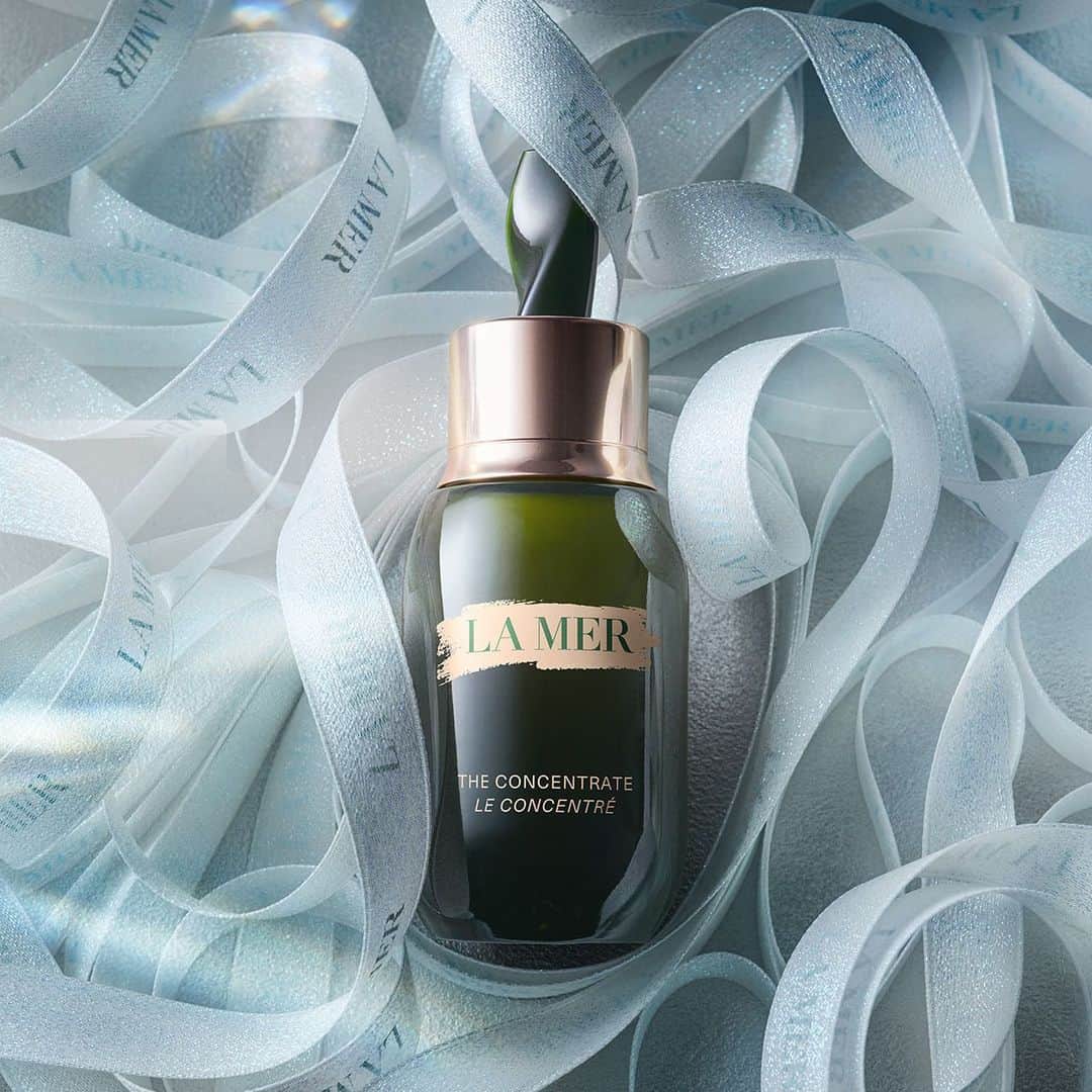 ドゥラメールのインスタグラム：「For the one who deserves the most (and by the most we mean the most soothing, restorative gift of all—The Concentrate).」