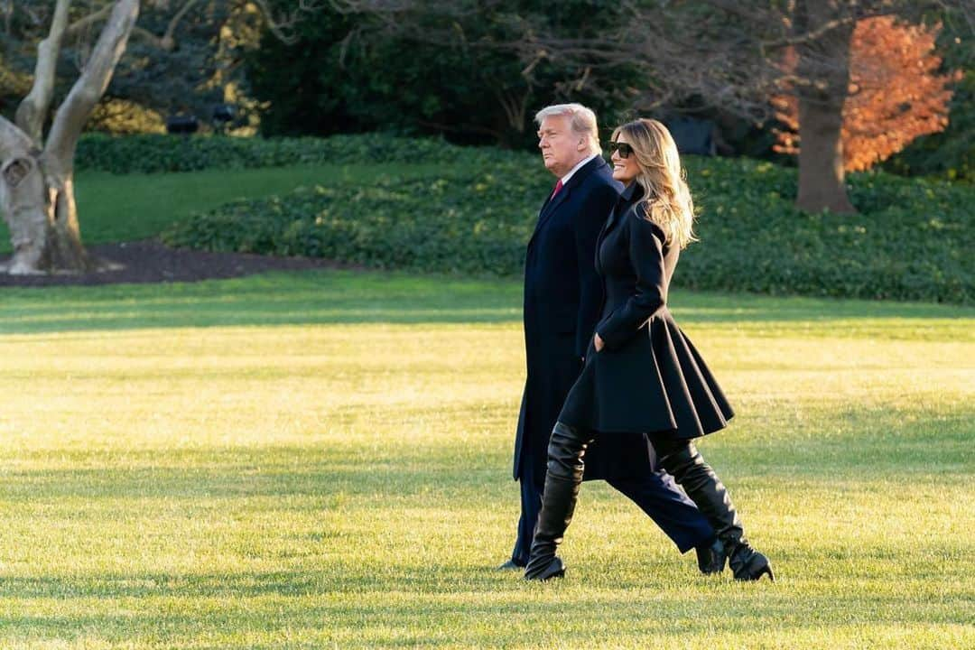 ドナルド・トランプさんのインスタグラム写真 - (ドナルド・トランプInstagram)「#Repost @whitehouse ・・・ President @realdonaldtrump and @flotus depart for Florida!」12月24日 11時28分 - realdonaldtrump