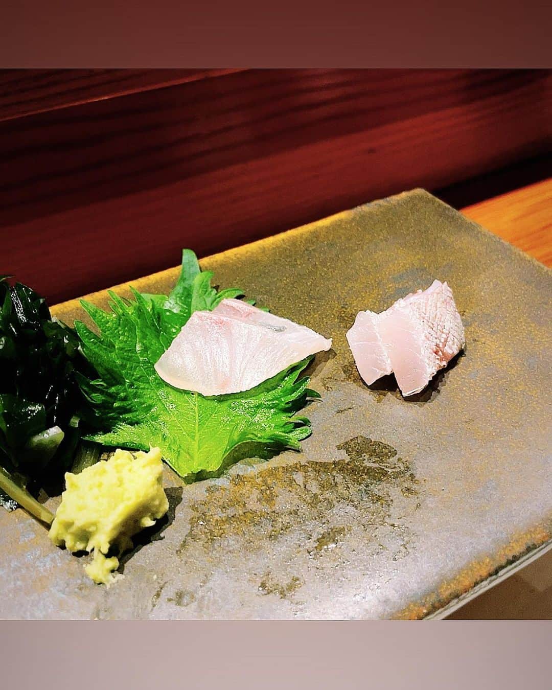 橘司さんのインスタグラム写真 - (橘司Instagram)「神様 のむら 🙏🏼💖 私はここの鮨が日本一だと思う。 ここまで口の中でテロが起こることないってくらい美味しい。  幸せって味があるんだって 思ってしまうほど🙈💞💭  幸せの味💖  年に一度鮨の為に鹿児島に行く私たち🥰💕✈️  また来年も🤝💕  #こんなに食材と会話出来る人が居るだろうか #最初から最後まで妥協のないひと皿 #人間国宝 #のむらさんはトーク力も抜群で #毎回笑いが絶えない #死ぬまでに食べて欲しい名店 #鮨という概念を超えている #脳みそが震える美味さ #身体の全細胞が喜ぶ」12月24日 11時38分 - tachibana_tsukasa820