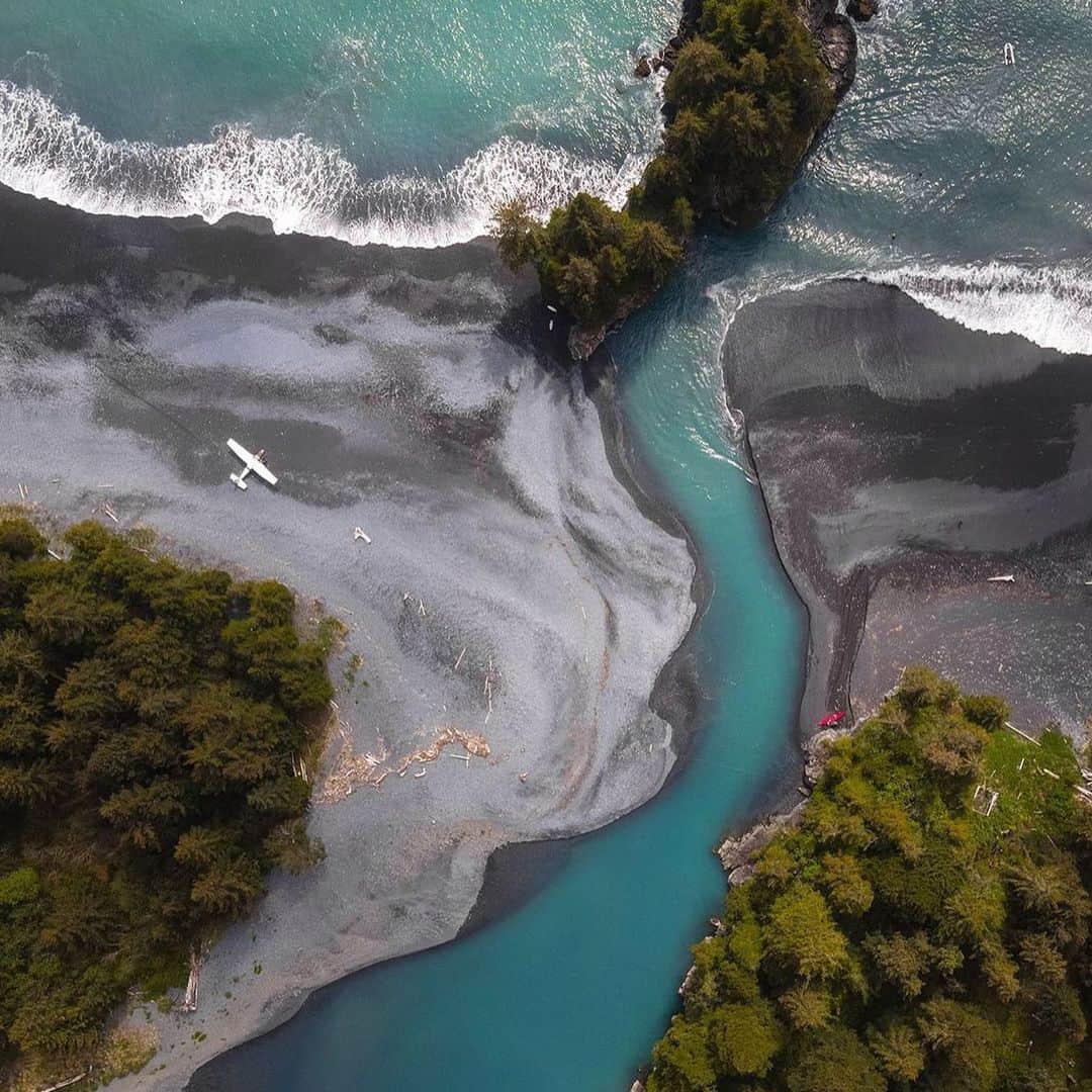 ビラボンのインスタグラム：「'A/Div: Alaska' is now playing through our link in bio. Dive in.⠀  BILLABONGのアンバサダーであるOutdoor Photographer/Filmmaker @chrisburkard によるショートフィルム。　 ⠀ #BillabongAdventureDivision」