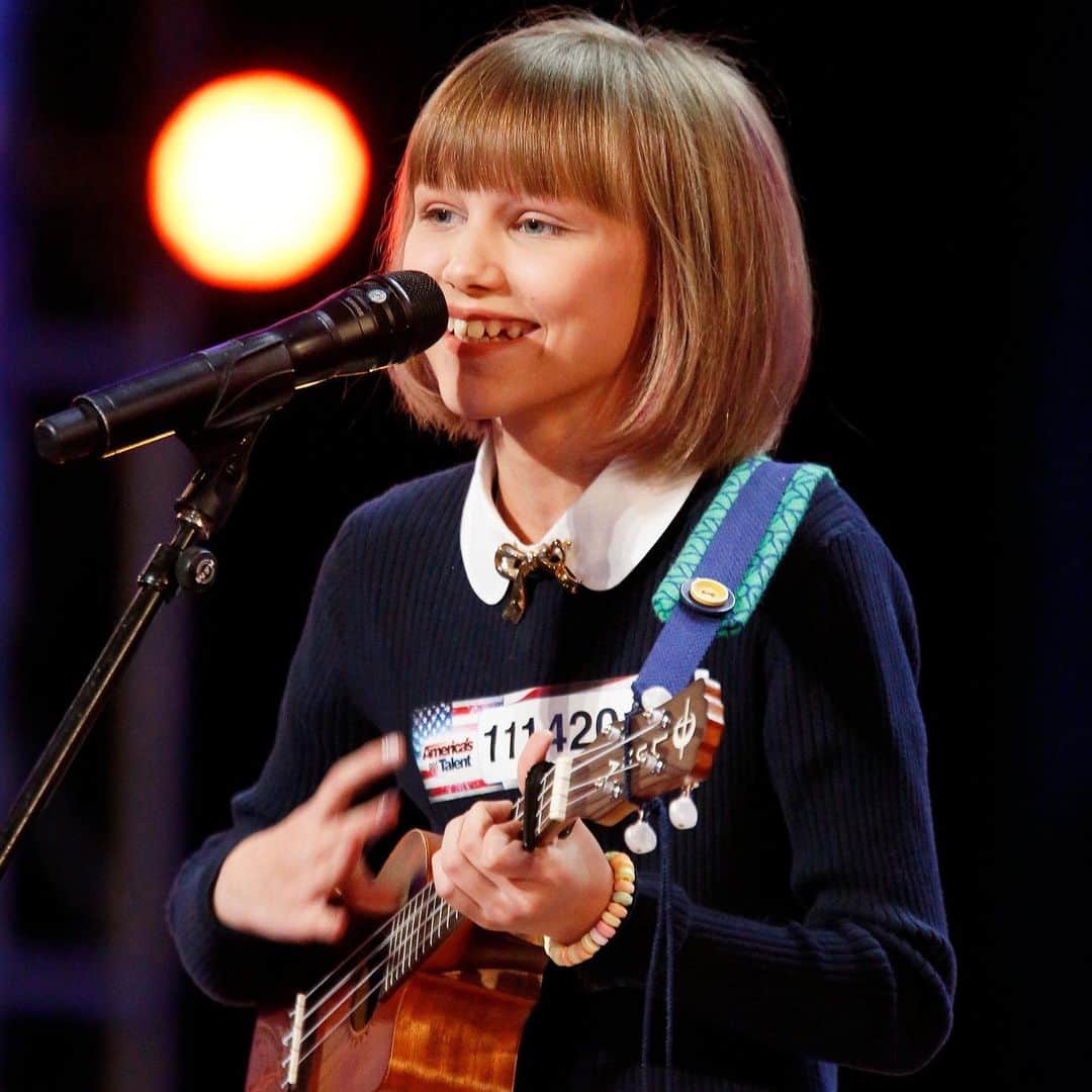 E! Onlineさんのインスタグラム写真 - (E! OnlineInstagram)「A lot has changed for Grace VanderWaal since she won #AGT and now, she's debuting a brand new look. See her bold, buzz cut at the link in our bio. (📷: Getty)」12月24日 11時32分 - enews