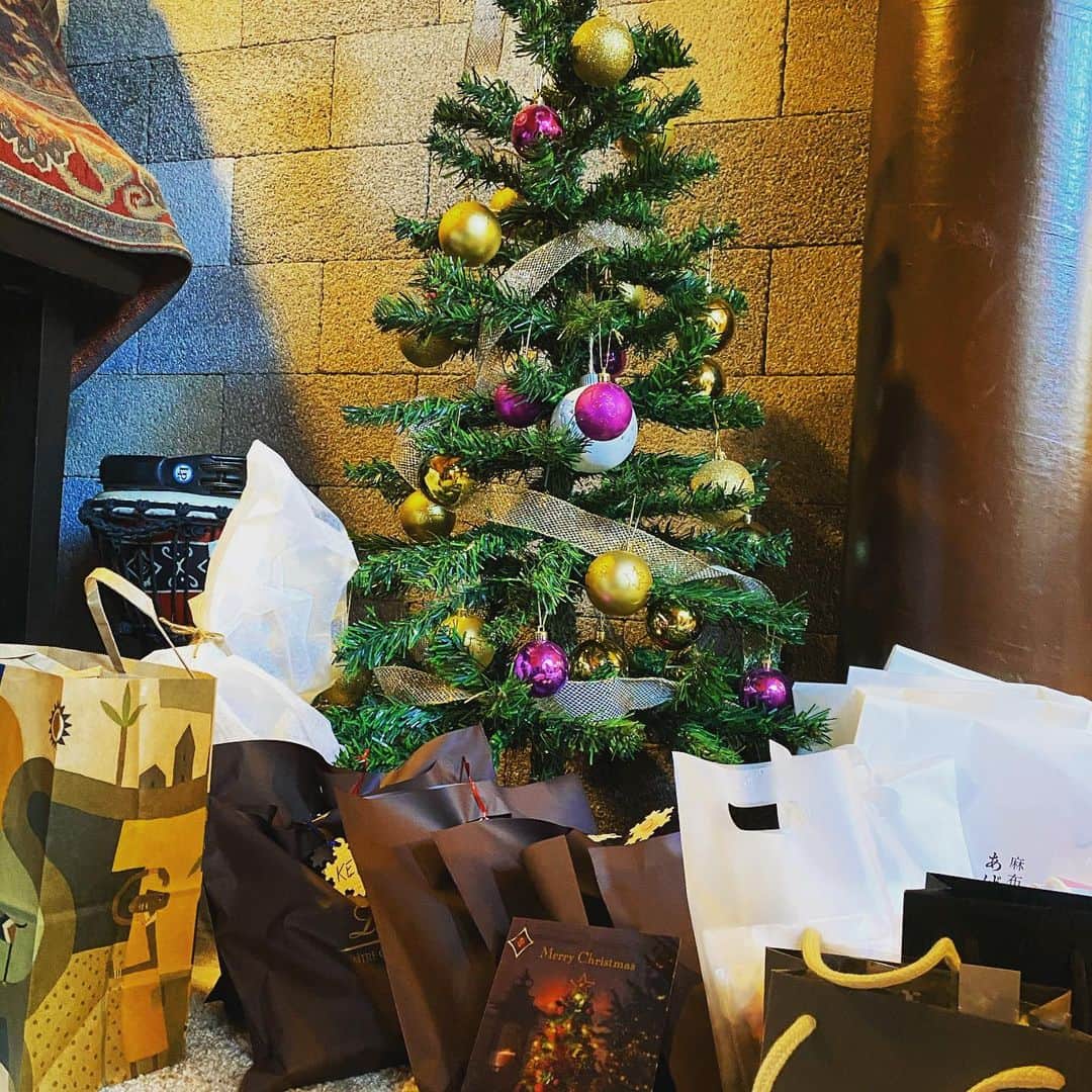 のインスタグラム：「メリークリスマス🎁  今年はワイワイできないクリスマスだけど  今年は  今年だからこその  クリスマス  2020年  今年は、、  一年を通して  いろんなサンタさんから  沢山いろいろ頂きました。  物だけじゃない  学びや、経験、沢山の想いや幸せと感じる時間や空間  本当に、、ありがとうございますm(_ _)m❤️  今日はチキンと小さいケーキを🍰買って  プレゼントを開けるとしよう☺️  うそ（笑）  もう開けて食べてる🙄  みんなオンリーワンの  素敵なクリスマスを🎅🎄✨  #クリスマスイヴ #クリスマス #メリークリスマス #christmas #present #2020」