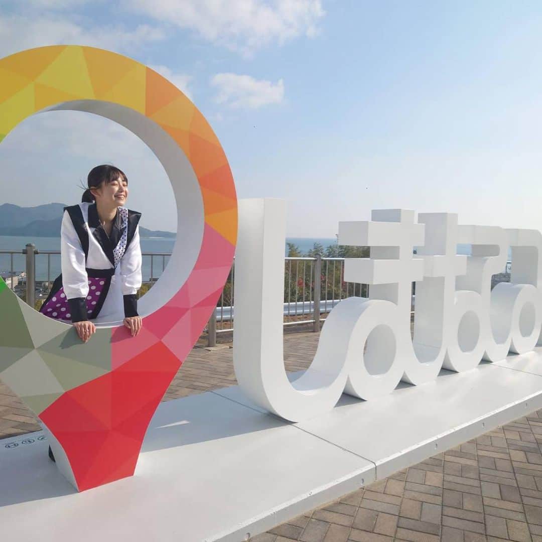 武田雛歩のインスタグラム：「来島海峡サービスエリアにて #しまなみピン の除幕式に参加させて頂きました☺️  背景が海でめちゃめちゃ映え写真が撮れるので、皆さんも是非行ってみてくださいね🚢キャンペーンも実施中です！  キャンペーンサイト shimanamipin-ehime.jp」