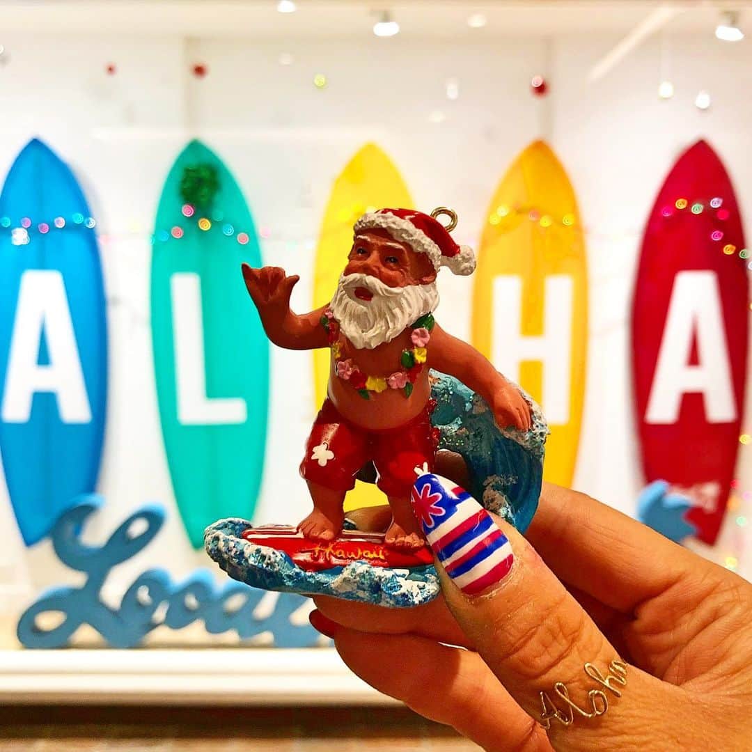 shihoのインスタグラム：「💙A💚L💛O🧡H♥️A ・ あっという間にクリスマス。 またクリスマスをHawaiiで過ごしたい🥺♥️ ・ 皆さま素敵な クリスマスイヴを過ごしてね♡ ・ #hawaii#islandofoahu#oahu#ハワイ#trip #オアフ島#travel#loco_hawaii#travel_jp #funtorip#タビジョ#旅MUSE#genic_travel #genic_mag#たびねす#旅行#genic_hawaii #honolulu#waikiki#ワイキキ#oahuhawaii #tabijyomap_hawaii#lealeahawaii#2020」