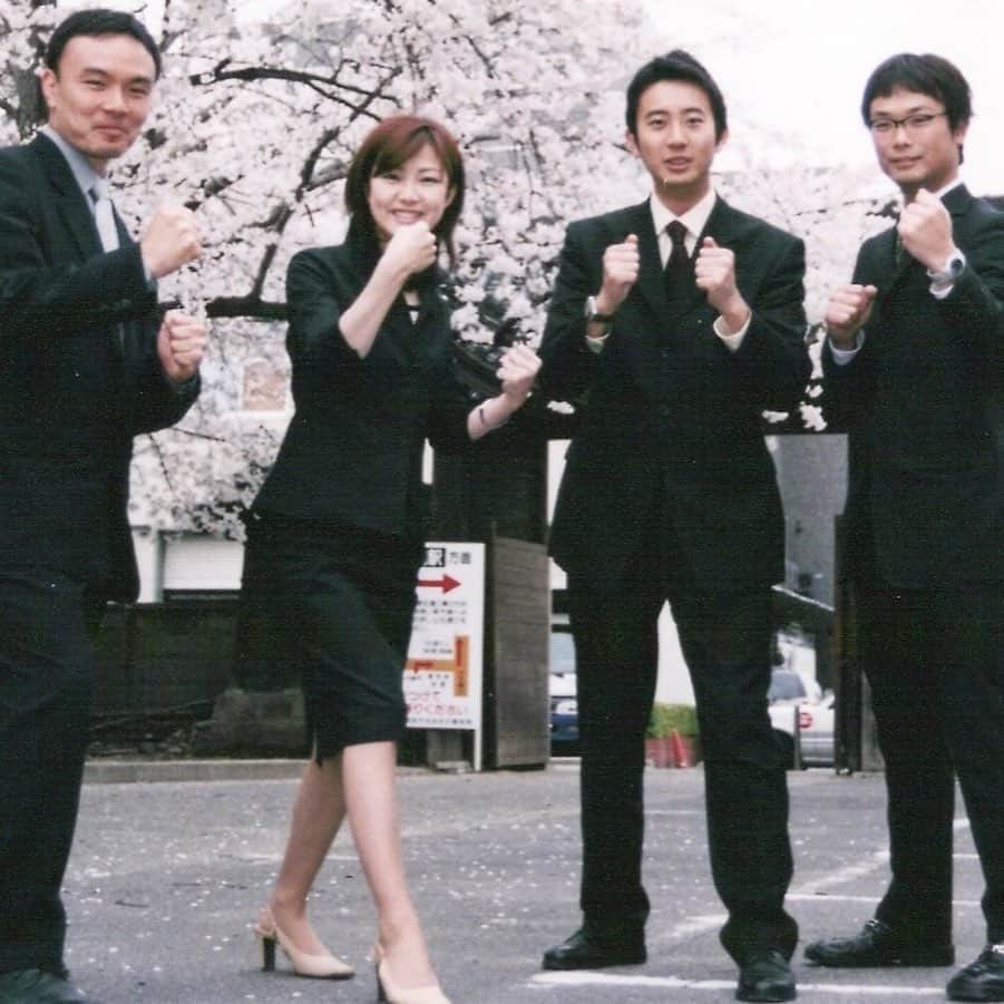 倉橋友和のインスタグラム：「【就職活動中のみなさん！】 こちら私の入社当時（2002年）同期4人との写真です。あれから、もう20年ですか…それはさておき😅  メ〜テレでは、2022年採用の一般&技術コースのエントリーが始まっています。締め切りは1月8日（金）午後6時まで。ぜひご応募ください📝一緒にコスプレ…ではなく、東海地方の歴史を刻んでいきましょう📹🎤  #メーテレ #メーテレ採用 #採用 #採用情報 #2022年入社」
