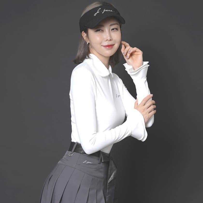J.JANE JAPANさんのインスタグラム写真 - (J.JANE JAPANInstagram)「冬のボトムスに 人気のレザーベルトスカート✨⛄ . Leather Belt Skirt（Gray） ¥25,200 . どんなトップスにも合わせやすい シンプルでアクセントが効いたデザイン。 .  ________________________________________ . #golf#골프 #ゴルフ#golfwear #j_jane #j_jane_golf #スポーツ#golfswing #ドライバー#アイアン#golf#fashion#韓国ファッション#ゴルフ好き#golfing#golfer #ゴルフウエア #ゴルフスイング#ゴルフ女子#ゴルフ男子#トレーニング#ゴルフ部#ゴルフ初心者#打ちっ放し#パター練習#コンペ #アコーディアゴルフ」12月24日 11時36分 - j.jane_japan