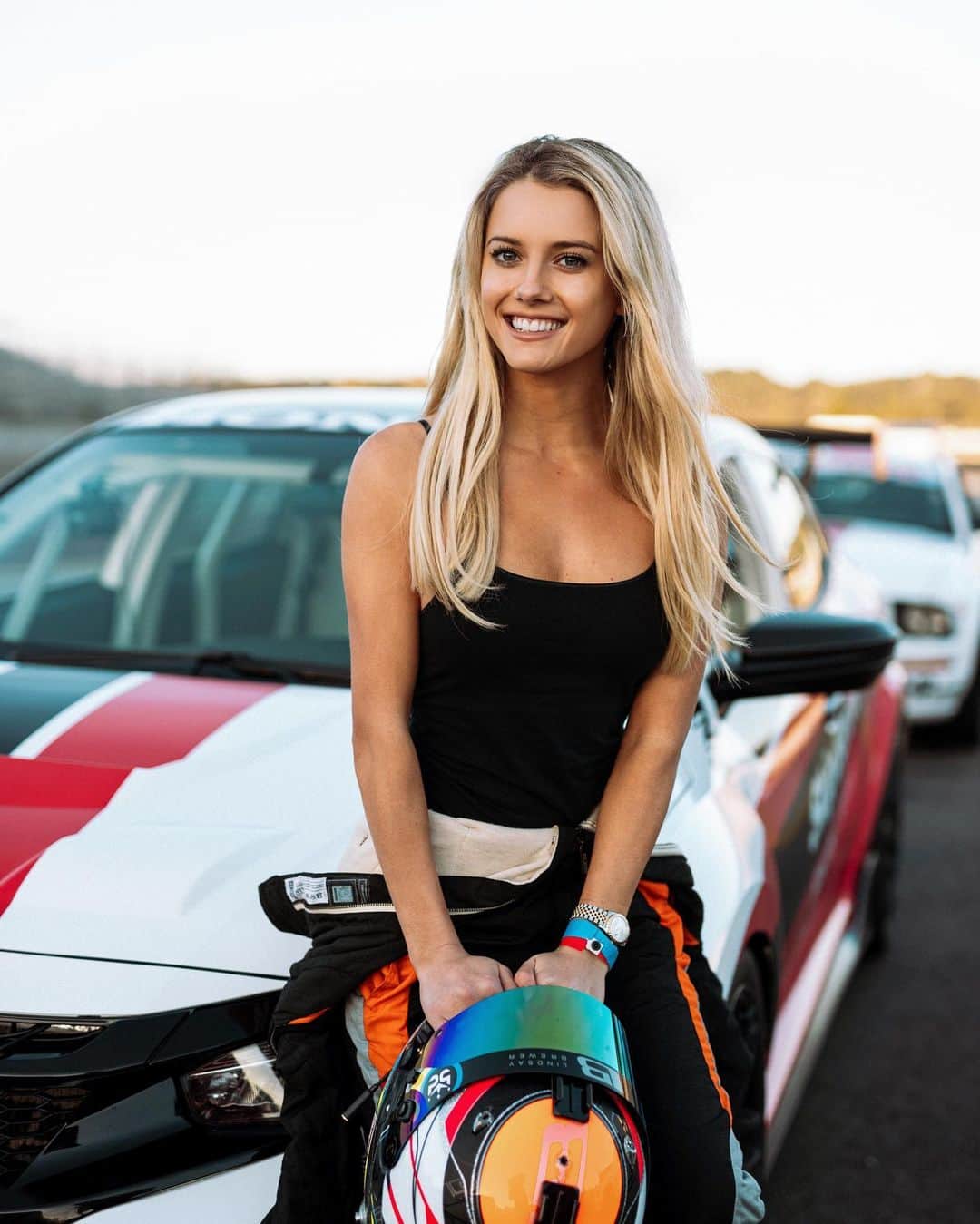 Lindsay Brewerのインスタグラム：「GIVEAWAY ALERT🚨 I have partnered with @skipbarberracing to give away a One Day Racing School in one of their Roush Mustangs on a race track! People have been asking me how to get into racing and this is the perfect opportunity to do so! Even if you just want to become a better driver, I highly recommend this, it’s such a great time!  Here’s how to enter: -You MUST be following me (@lindsaymariebrewer) -You MUST be following (@skipbarberracing) -You MUST click the link in my bio and sign up.   Prerequisites to drive: Driver must be 16 years older or have an approved karting background. Karting backgrounds will be approved by the chief instructor. Drivers must be proficient with a manual transmission. Drivers under 18 must have a parental consent form and waiver signed.   Winner will be chosen by random after Christmas so be on the lookout🤩🏁 good luck!」