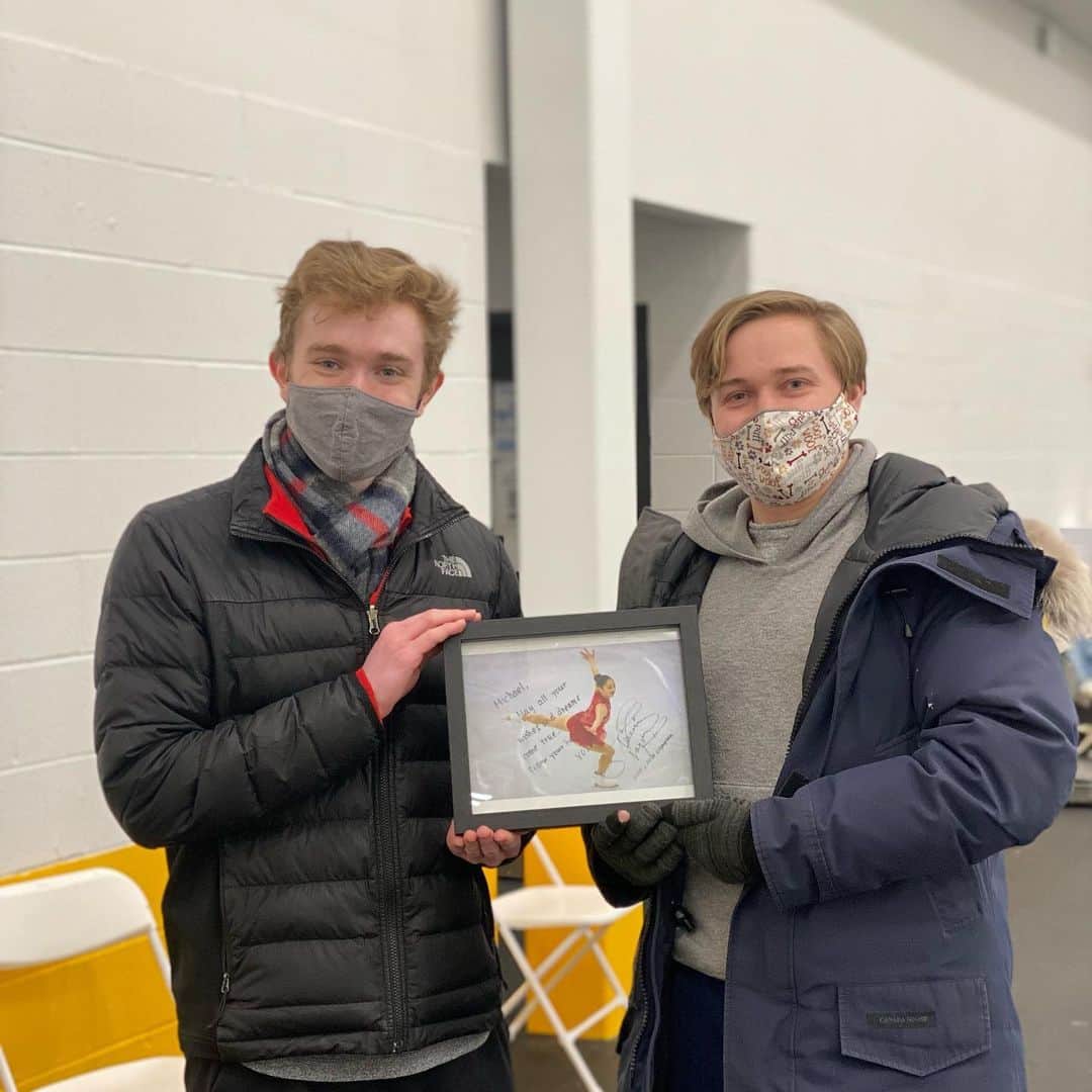 長洲未来のインスタグラム：「Get yourself students who have a sense of humor. A few days ago, my boyfriend’s student asked if I would assist him gifting Michael a gag gift. It was hard not to tell him because we tell each other everything.   Behold: a signed autograph from an Olympian...and his girlfriend 😂  Also, the message is pretty clever if you ask me. Always follow your heart kids! 😂♥️😏🤣」