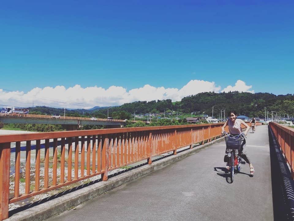 松浦彩さんのインスタグラム写真 - (松浦彩Instagram)「【寒河江市　慈恩寺】 御本尊は弥勒菩薩。出羽三名刹に数えられるお寺です。  お堂の中にある「鋳鉄仏餉鉢」に頭を入れて拝むと若返りのご利益があると聞き、しっっかり拝んできました☺️♡笑  周囲には三重塔をはじめ、小さなお社や赤い橋などが思わず写真を撮りたくなる風景が随所にあり、ノスタルジックな雰囲気でした🌿 ⠀  .*🌱+————————————————————— ⠀ #山形県のほっぺtourism 山形県村山地域観光PR動画 春夏編公開中！ YouTubeで「山形県のほっぺTourism」と 検索していただくか、わたしのプロフィール欄の URLから観ることができます👉🏻@ayamatsuura_ 💕 ⠀ photo by @bellmak1990  撮影協力 #寒河江市 #慈恩寺 model #新関麻美 さん #松浦彩 ⠀ —————————————————————+🌱*. ⠀ #sagae #寒河江 #慈恩寺 #寺社仏閣 #仏閣巡り  #japanesetemple #templephotography #若返り #アンチエイジング #japanesetraditional #japanesegirl  #yamagata #yamagatagram #japanesecountryside #yamagatatrip #山形 #山形旅行 #山形観光 #旅好き女子 #portrait #travelinjapan #japantrip #travelphotography #旅写真 #女子旅 #写真でやまがた旅気分」12月24日 11時37分 - ayamatsuura.s