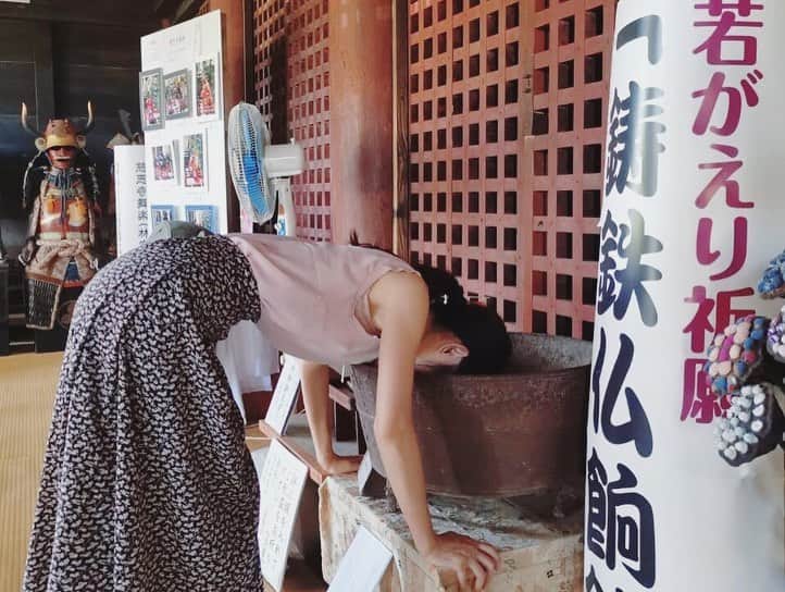 松浦彩さんのインスタグラム写真 - (松浦彩Instagram)「【寒河江市　慈恩寺】 御本尊は弥勒菩薩。出羽三名刹に数えられるお寺です。  お堂の中にある「鋳鉄仏餉鉢」に頭を入れて拝むと若返りのご利益があると聞き、しっっかり拝んできました☺️♡笑  周囲には三重塔をはじめ、小さなお社や赤い橋などが思わず写真を撮りたくなる風景が随所にあり、ノスタルジックな雰囲気でした🌿 ⠀  .*🌱+————————————————————— ⠀ #山形県のほっぺtourism 山形県村山地域観光PR動画 春夏編公開中！ YouTubeで「山形県のほっぺTourism」と 検索していただくか、わたしのプロフィール欄の URLから観ることができます👉🏻@ayamatsuura_ 💕 ⠀ photo by @bellmak1990  撮影協力 #寒河江市 #慈恩寺 model #新関麻美 さん #松浦彩 ⠀ —————————————————————+🌱*. ⠀ #sagae #寒河江 #慈恩寺 #寺社仏閣 #仏閣巡り  #japanesetemple #templephotography #若返り #アンチエイジング #japanesetraditional #japanesegirl  #yamagata #yamagatagram #japanesecountryside #yamagatatrip #山形 #山形旅行 #山形観光 #旅好き女子 #portrait #travelinjapan #japantrip #travelphotography #旅写真 #女子旅 #写真でやまがた旅気分」12月24日 11時37分 - ayamatsuura.s