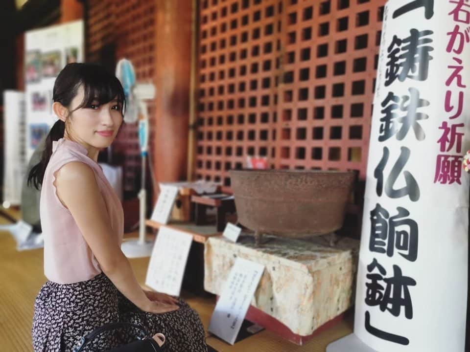 松浦彩さんのインスタグラム写真 - (松浦彩Instagram)「【寒河江市　慈恩寺】 御本尊は弥勒菩薩。出羽三名刹に数えられるお寺です。  お堂の中にある「鋳鉄仏餉鉢」に頭を入れて拝むと若返りのご利益があると聞き、しっっかり拝んできました☺️♡笑  周囲には三重塔をはじめ、小さなお社や赤い橋などが思わず写真を撮りたくなる風景が随所にあり、ノスタルジックな雰囲気でした🌿 ⠀  .*🌱+————————————————————— ⠀ #山形県のほっぺtourism 山形県村山地域観光PR動画 春夏編公開中！ YouTubeで「山形県のほっぺTourism」と 検索していただくか、わたしのプロフィール欄の URLから観ることができます👉🏻@ayamatsuura_ 💕 ⠀ photo by @bellmak1990  撮影協力 #寒河江市 #慈恩寺 model #新関麻美 さん #松浦彩 ⠀ —————————————————————+🌱*. ⠀ #sagae #寒河江 #慈恩寺 #寺社仏閣 #仏閣巡り  #japanesetemple #templephotography #若返り #アンチエイジング #japanesetraditional #japanesegirl  #yamagata #yamagatagram #japanesecountryside #yamagatatrip #山形 #山形旅行 #山形観光 #旅好き女子 #portrait #travelinjapan #japantrip #travelphotography #旅写真 #女子旅 #写真でやまがた旅気分」12月24日 11時37分 - ayamatsuura.s