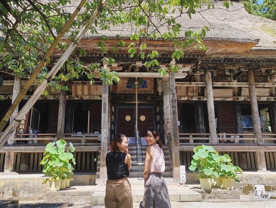 松浦彩さんのインスタグラム写真 - (松浦彩Instagram)「【寒河江市　慈恩寺】 御本尊は弥勒菩薩。出羽三名刹に数えられるお寺です。  お堂の中にある「鋳鉄仏餉鉢」に頭を入れて拝むと若返りのご利益があると聞き、しっっかり拝んできました☺️♡笑  周囲には三重塔をはじめ、小さなお社や赤い橋などが思わず写真を撮りたくなる風景が随所にあり、ノスタルジックな雰囲気でした🌿 ⠀  .*🌱+————————————————————— ⠀ #山形県のほっぺtourism 山形県村山地域観光PR動画 春夏編公開中！ YouTubeで「山形県のほっぺTourism」と 検索していただくか、わたしのプロフィール欄の URLから観ることができます👉🏻@ayamatsuura_ 💕 ⠀ photo by @bellmak1990  撮影協力 #寒河江市 #慈恩寺 model #新関麻美 さん #松浦彩 ⠀ —————————————————————+🌱*. ⠀ #sagae #寒河江 #慈恩寺 #寺社仏閣 #仏閣巡り  #japanesetemple #templephotography #若返り #アンチエイジング #japanesetraditional #japanesegirl  #yamagata #yamagatagram #japanesecountryside #yamagatatrip #山形 #山形旅行 #山形観光 #旅好き女子 #portrait #travelinjapan #japantrip #travelphotography #旅写真 #女子旅 #写真でやまがた旅気分」12月24日 11時37分 - ayamatsuura.s