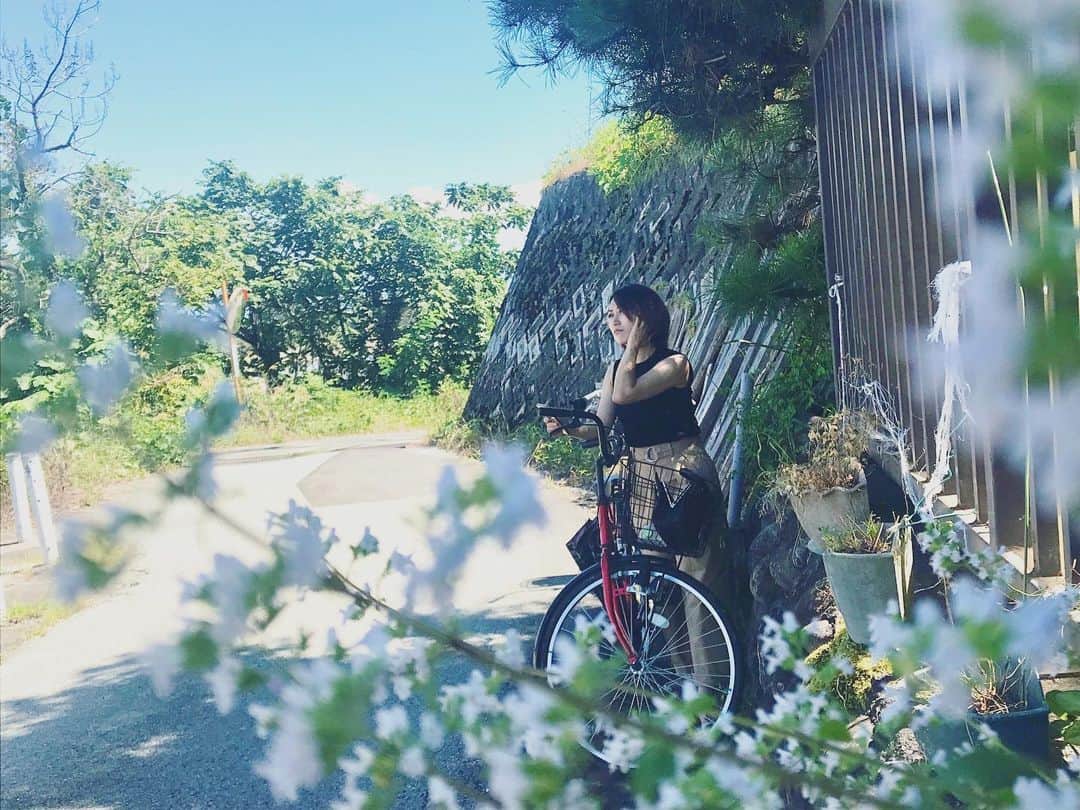 松浦彩さんのインスタグラム写真 - (松浦彩Instagram)「【寒河江市　慈恩寺】 御本尊は弥勒菩薩。出羽三名刹に数えられるお寺です。  お堂の中にある「鋳鉄仏餉鉢」に頭を入れて拝むと若返りのご利益があると聞き、しっっかり拝んできました☺️♡笑  周囲には三重塔をはじめ、小さなお社や赤い橋などが思わず写真を撮りたくなる風景が随所にあり、ノスタルジックな雰囲気でした🌿 ⠀  .*🌱+————————————————————— ⠀ #山形県のほっぺtourism 山形県村山地域観光PR動画 春夏編公開中！ YouTubeで「山形県のほっぺTourism」と 検索していただくか、わたしのプロフィール欄の URLから観ることができます👉🏻@ayamatsuura_ 💕 ⠀ photo by @bellmak1990  撮影協力 #寒河江市 #慈恩寺 model #新関麻美 さん #松浦彩 ⠀ —————————————————————+🌱*. ⠀ #sagae #寒河江 #慈恩寺 #寺社仏閣 #仏閣巡り  #japanesetemple #templephotography #若返り #アンチエイジング #japanesetraditional #japanesegirl  #yamagata #yamagatagram #japanesecountryside #yamagatatrip #山形 #山形旅行 #山形観光 #旅好き女子 #portrait #travelinjapan #japantrip #travelphotography #旅写真 #女子旅 #写真でやまがた旅気分」12月24日 11時37分 - ayamatsuura.s