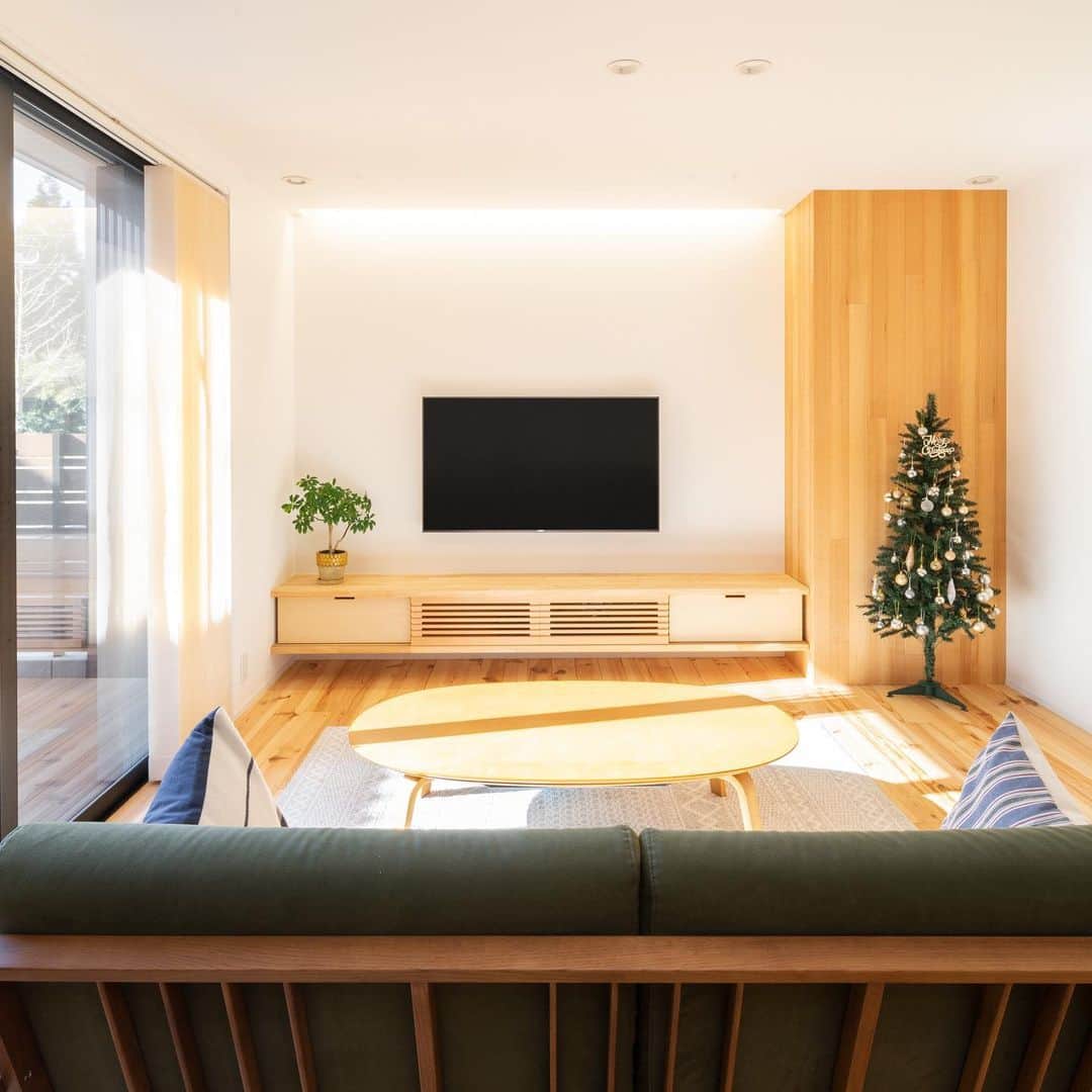 ルポハウス一級建築士事務所さんのインスタグラム写真 - (ルポハウス一級建築士事務所Instagram)「・ ・ ・ ボルドーパインの無垢床、造作テレビボード、コーナーの板貼り… 明るい木目を基調にした、日当たりの気持ちいいリビング。 開放感とぬくもりに満たされます。 ・ ・ ・ 𓐌𓐌𓐌𓐌𓐌𓐌𓐌𓐌𓐌𓐌𓐌𓐌𓐌𓐌𓐌𓐌𓐌𓐌  ルポハウスの施工事例はこちらまで☞ @reposhouse  𓐌𓐌𓐌𓐌𓐌𓐌𓐌𓐌𓐌𓐌𓐌𓐌𓐌𓐌𓐌𓐌𓐌𓐌 #ルポハウス は#ちょっとかっこいい家 を"友人のために" という思いでつくっています。 一生に一度の#マイホーム。 「あなたにしかできない」×「ルポハウスだからできる」で、 私たちだけの#家づくり を思いっきり楽しんでみませんか？！ ・ ・ ・ #住宅 #注文住宅 #新築一戸建て #デザイナーズ住宅  #一級建築士事務所 #設計事務所  #滋賀県大津市 #滋賀県草津市 #滋賀県栗東市  #滋賀県近江八幡市 #設計士とつくる家 #リビングインテリア #ボルドーパイン #無垢材の床 #造作テレビボード #フロートテレビボード」12月24日 11時47分 - reposhouse