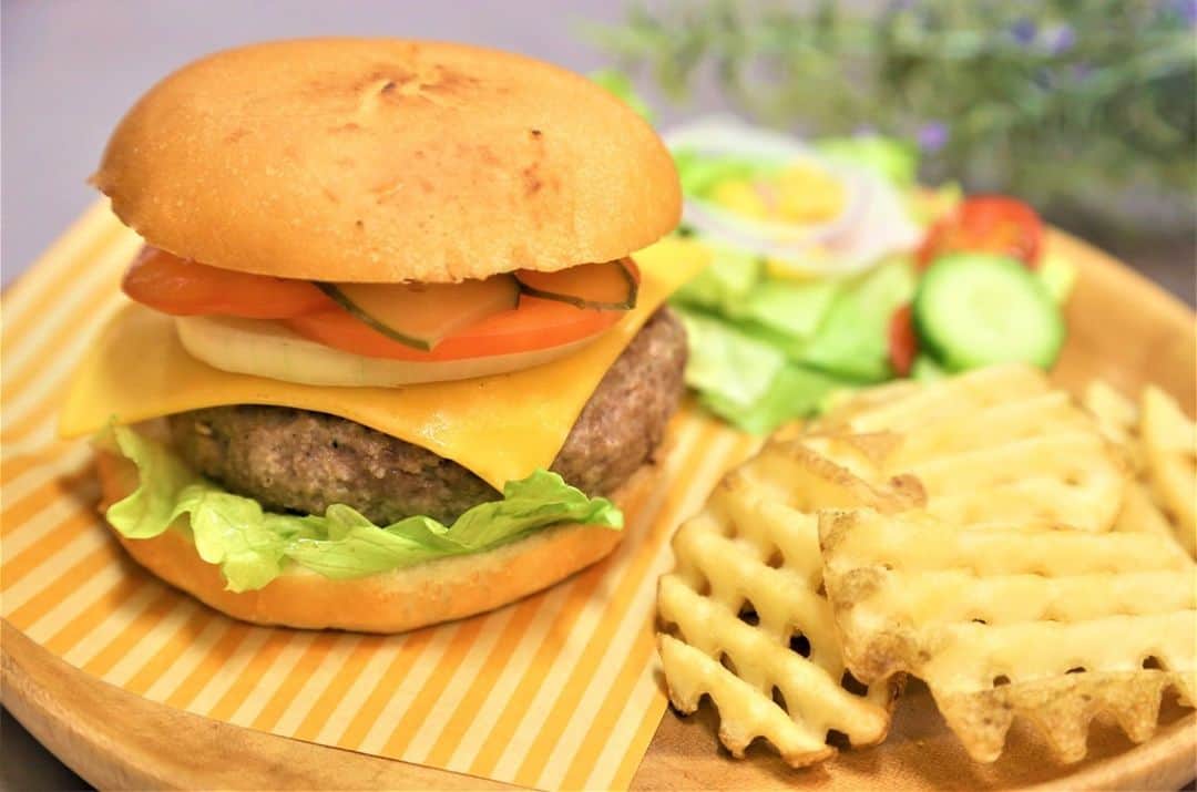 ANA CROWNE PLAZA NARITAのインスタグラム：「【テイクアウト】 レストランカフェ「セレース」で大人気のクラウンバーガーがテイクアウトに仲間入り😍 ご家庭でもあの味がお楽しみいただけます☺️ . ご予約・詳細はこちら▽ https://www.anacrowneplaza-narita.jp/restaurant/ceres/menu/detail/?id=83&c=lunch . ◆お客様の安全・安心と感染症拡大防止を最優先として以下の取り組みを実施いたしております◆  ・店舗入口には、発熱や咳など異常が認められる場合は店内飲食をお断りさせていただいております。 ・お客様の入店時に検温をお願いしております。 ・店舗入口には手指消毒用に消毒液を用意しております。 ・店舗入口及び、食事中以外はマスクの着用をお願いしております。 ・従業員はマスク着用を義務付けております。 ・飛沫感染・接触感染を防止するために席数を減少して十分な間隔をとったテーブルレイアウトにしております。 ・店内が混み合う場合は入店を制限しております。 ・お客様が入れ替わる都度、テーブルを消毒しております。 ・お支払い、受け渡し時はキャッシュトレーを使用いたします。 . ホテル公式Facebook▽ https://m.facebook.com/anacrowneplaza.narita . ホテル公式Instagram▽ https://www.instagram.com/anacrowneplaza_narita/ . ホテル公式LINE▽ https://lin.ee/1uofs8ueK」