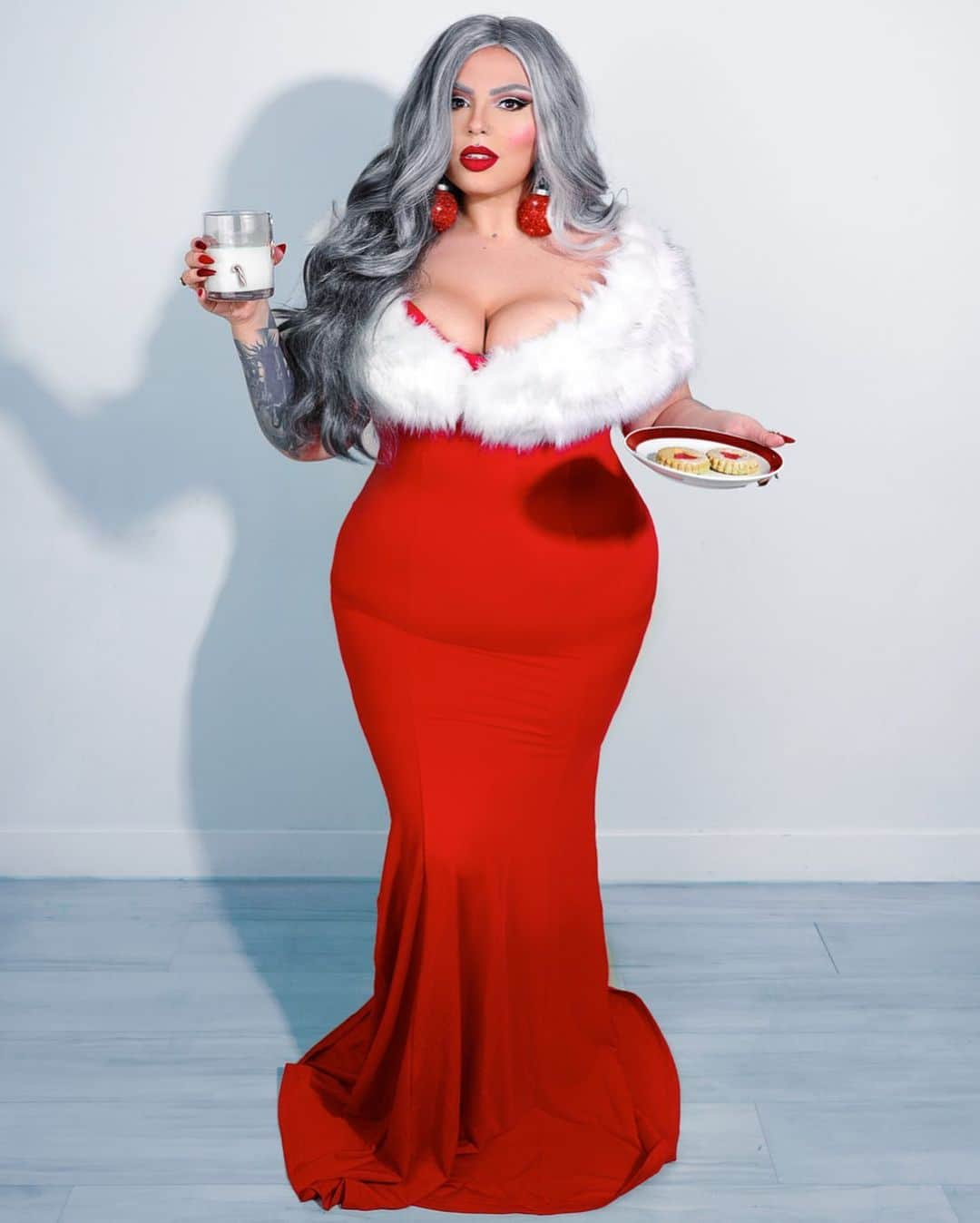 ヤスミナ・ダニエルさんのインスタグラム写真 - (ヤスミナ・ダニエルInstagram)「Santa’s coming home to a feast 🥛🍪  Wanted to do a glam Mrs Claus 🧑🏻‍🎄  Wig from @catrinasfashion  #santa #mrsclaus #cosplay」12月24日 11時40分 - missjazminad