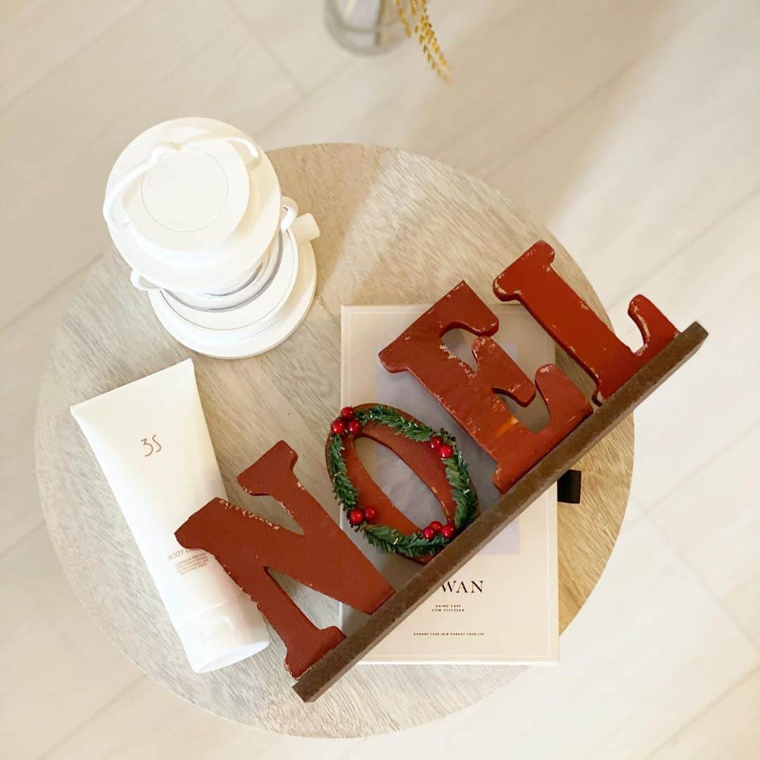 片桐優妃のインスタグラム：「#スリミング 効果が高い#ボディクリーム 3S💆‍♀️ . 高級品だから気軽にぽんぽん使うのはもったいないけど#冬のギフト や#自分へのご褒美 にぴったり🤍明日まで通常よりお得に買えるキャンペーンをやってるみたいなので気になる方はこの機会にぜひ！サイト見たら25%OFFになってたよ🙌 . もう30歳なので、いまやボディクリームを使わない日はないです。毎日の#必須アイテム 🙋‍♀️ . #3Sボディクリーム #ボディケア #エステ #メンテナンス #クリスマスプレゼント #クリスマスギフト #クリスマス #メリークリスマス #ニトリ」