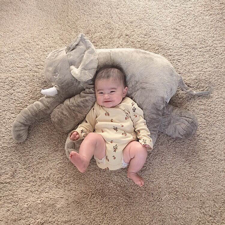 松尾 瞳のインスタグラム：「一昨日で３ヶ月になったチビ👶🏻 クリスマスイブの今日は２回目の予防接種で 朝からよくがんばりました💉  0歳ってプレゼントあげてもまだそれに対して喜ぶとかないと思うけど、みんなクリスマスプレゼント何あげる？先輩ママさん達0歳の時どうしましたか？佑記が、まだ私が里帰りしてる時からず〜っと👶🏻のクリスマスプレゼントに何買おうか悩んでるけどまだ決めれていません🎅🏻笑  #生後3ヶ月 #令和2年ベビー  #クリスマスプレゼント #とりあえずヒブと肺炎球菌の免疫をプレゼント」