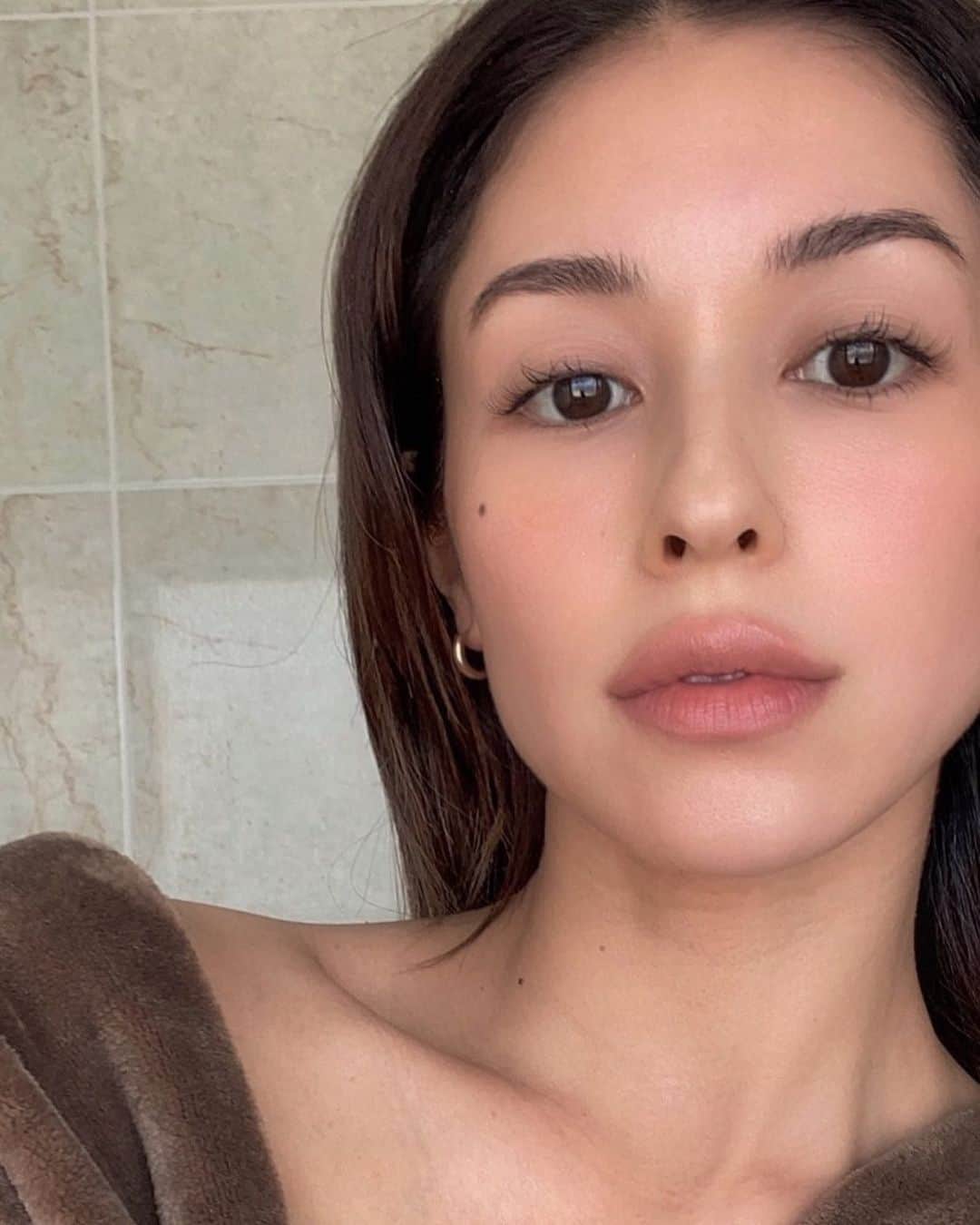 BENIのインスタグラム：「Juicy skincare I can’t live without - for dry skin gals💦💦 冬のスキンケア紹介。 保湿できるスタメンのみ🤎  1. Sophistance Flawless 美容液 2-3 pushes 2. Clarins Grand Eye Serum 1 push 目元用セラムを軽くマッサージ、マツゲにも 3. Takami Vitamin C + Ceramide 美容液  Few drops for dry spots  数滴乾燥気になるポイント多めに ※Repeat step 1~3  2回繰り返し 4. Environ Moisture capsules オイル (PM) 5. Sophistance Glow Lotion 乳液 3 pushes 6. Bioderma Pigmentbio SPF50 日焼け止め (AM) 肌を守りつつトーンアップ  日中使うマスクは @chiyono_anne やさしいシルクで🤤」