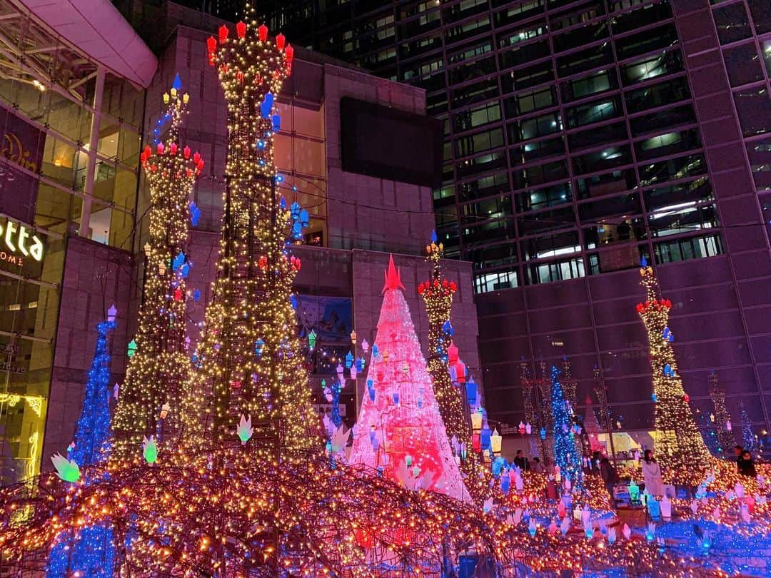小川満鈴さんのインスタグラム写真 - (小川満鈴Instagram)「✿ 東京・汐留で開催される 「Caretta Illumination（カレッタ イルミネーション）」は毎年の大人気！ 今年は残念ながら中止が決定してしまいましたね。  写真は去年のイルミネーション🎄✨✨  今年は自粛モードなので無駄な外出は控えてますー🤭  #クリスマスイブ #クリスマス #クリスマスツリー #イルミネーション #サンタクロース #メリークリスマス #メリクリ #汐留 #カレッタ汐留 #カレッタ汐留イルミネーション #carettaillumination #christmas #xmas #merrychristmas #illumination #結婚記念日」12月24日 11時46分 - ogawan_sailormoon