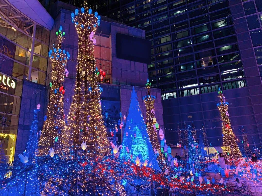 小川満鈴さんのインスタグラム写真 - (小川満鈴Instagram)「✿ 東京・汐留で開催される 「Caretta Illumination（カレッタ イルミネーション）」は毎年の大人気！ 今年は残念ながら中止が決定してしまいましたね。  写真は去年のイルミネーション🎄✨✨  今年は自粛モードなので無駄な外出は控えてますー🤭  #クリスマスイブ #クリスマス #クリスマスツリー #イルミネーション #サンタクロース #メリークリスマス #メリクリ #汐留 #カレッタ汐留 #カレッタ汐留イルミネーション #carettaillumination #christmas #xmas #merrychristmas #illumination #結婚記念日」12月24日 11時46分 - ogawan_sailormoon