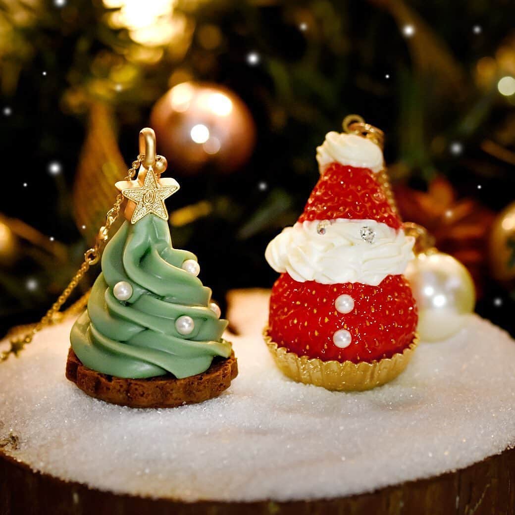 のインスタグラム：「【HOT ITEM】  Sold out item "Christmas Tree Bag Charm" is restocked! 🎄✨   And Strawberry Santa is waiting for you!  These holiday items available until 12/25, don't miss this chance. 🌟  #qpot #qpotaccessory #qpotaccessories #madeinjapan #winter #holiday #santaclaus #santa #christams #xmas #xmastime #xmascake #qpotbagcharm #qpotnecklace #christmasgift #xmasgift #strawberrysanta #santaclaus #treecake」