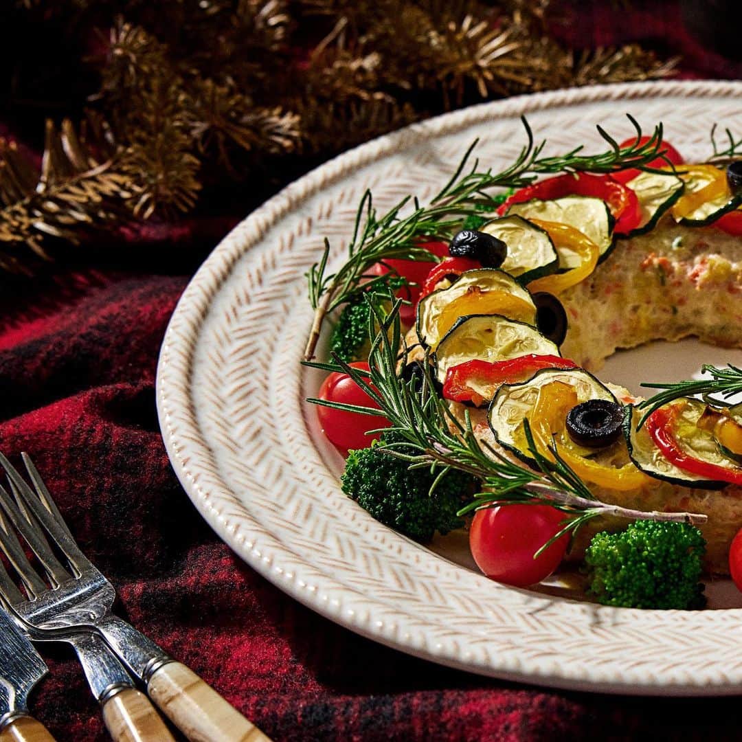 Panasonic Cooking（パナソニッククッキング）さんのインスタグラム写真 - (Panasonic Cooking（パナソニッククッキング）Instagram)「食べ応えたっぷりのミートローフも、 チキンでつくればあっさりヘルシー。 グリル調理が余分な脂を落とします。 リースに見立てたトッピングが、 クリスマスの食卓を華やかに彩ります。 ----------------------------------------- 【チキンミートローフ】 ■材料（4人分） 鶏ひき肉　350g たまねぎ　1/2個 にんじん　1/2本 いんげん　5本 卵　1個 パン粉　1/2カップ 牛乳　50mL 塩・こしょう　各適量 A：ズッキーニ　1/2本 A：赤パプリカ　1/4個 A：黄パプリカ　1/4個 A：オリーブ　5～6個 ブロッコリー　適量 ミニトマト　適量 ローズマリー　適量  ■作り方 【1】たまねぎ、にんじん、いんげんはみじん切りにする。 【2】鶏ひき肉と【1】の野菜、卵、パン粉、牛乳、塩・こしょうをボウルで混ぜ合わせる。 【3】グリル皿の中央に【2】の生地を直径18cm程度のリング状に成形しながらのせる。 【4】Aの野菜をすべて5～7mm厚さにスライスし、【3】の生地の上にのせて【グリル：上段】で18分焼く。 【5】トッピングをして完成。  ----------------------------------------- 【このレシピで使用した商品】スチームオーブンレンジ ビストロ NE-BS2700  ※商品の取扱い詳細は、付属の説明書をご覧ください。  #ミートローフ #チキンミートローフ #meatloaf #パーティー料理 #partyfood #肉料理 #homecooking #クッキングラム #レシピ #料理好きな人と繋がりたい #レンジ調理 #オーブンレンジ ＃ビストロ ＃bistro #手作りごはん #パナソニッククッキング #panasonic_cooking #panasoniccooking #パナソニック #panasonic」12月24日 11時51分 - panasonic_cooking
