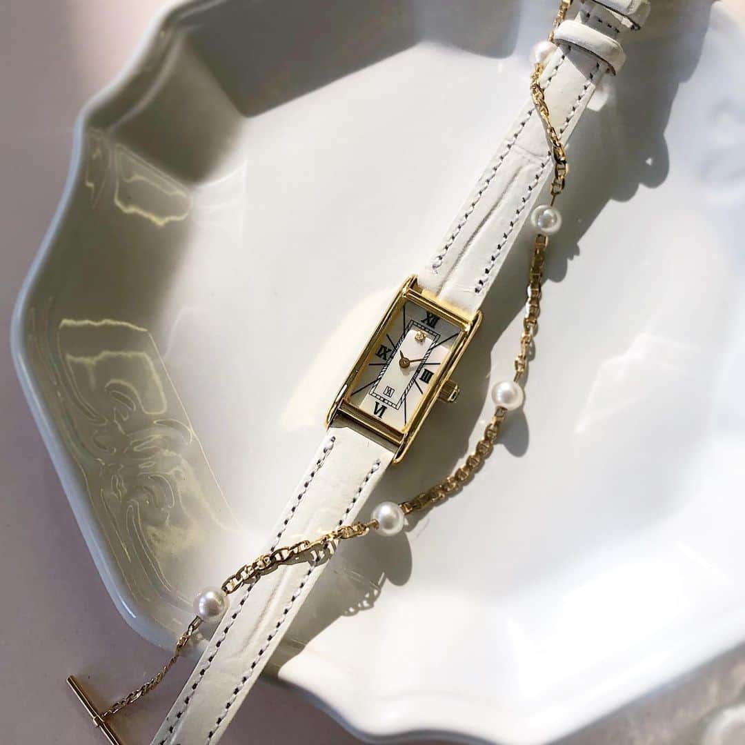 ヴァンドーム青山さんのインスタグラム写真 - (ヴァンドーム青山Instagram)「. 【 Watch & Bracelet 】  ホワイトのレザーベルトとリンクした、アコヤパールの上品な煌めきで美しい手元を演出。毎日身につけたいモダンなジュエリーウォッチです。  #vendomeaoyama  #ヴァンドーム青山 #watch #腕時計  #jewelry #accessory #bracelet #ブレスレット #クリスマスプレゼント  #ご褒美ジュエリー  #アニバーサリージュエリー #記念日ジュエリー」12月24日 11時53分 - vendomeaoyama_official