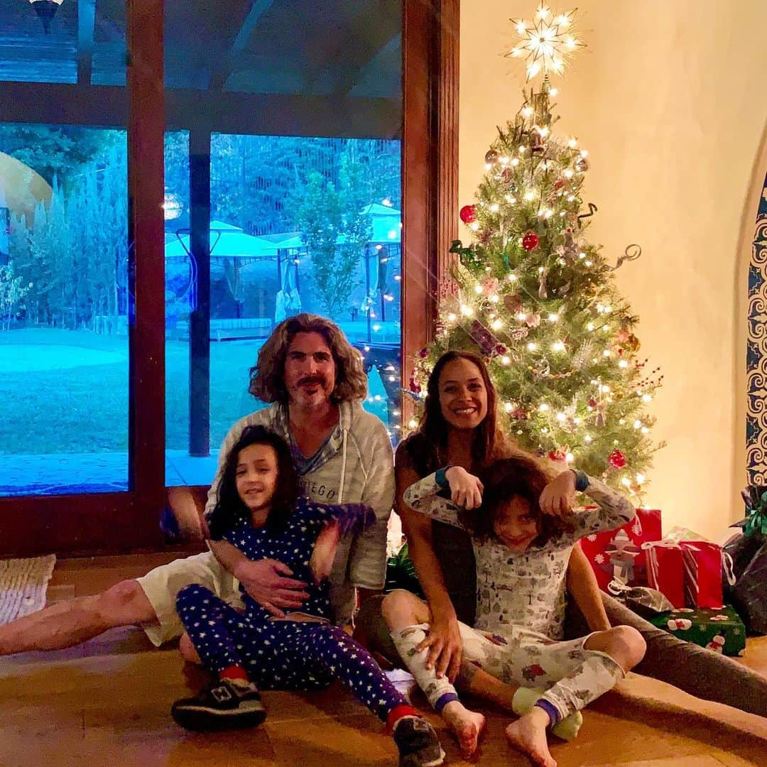 ダニア・ラミレスさんのインスタグラム写真 - (ダニア・ラミレスInstagram)「Tiss the season... oh so jolly!!! @bevland22 @mygaiaaether #family #livelovelife #lastmintreenoproblem」12月24日 11時55分 - daniajramirez