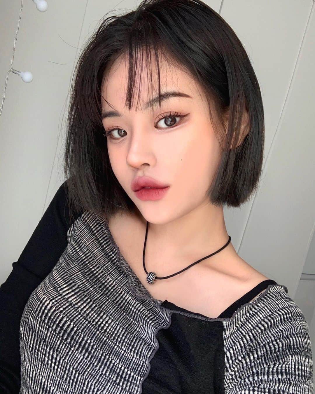 ビヤのインスタグラム：「#광고 𝕎𝕀ℕ𝕋𝔼ℝ & 𝔻𝕆𝕍𝔼 ⛄️🗻🖤  갈수록 더 건조해지고 추워지는 날씨  이번 겨울 제 피부는 도브에게 맡겼어요   도브 핸드워시,바디워시, 훼이셜클렌징무스,뷰티바, 틴더크림까지 총 5가지 사용중인데 훼이셜클렌징무스가 거품이 쫀쫀해서 세정력도 좋고 세안 후엔 촉촉함이 오래가서 맘에 들었어요   올겨울 함께 도브해요-!  #도브 #피부월동준비 #도브뷰티바 #도브바디워시 #도브훼이셜클렌징무스 #도브레귤라핸드워시 #도브틴더크림 #포켓크림 #수시로밤 #겨울템 #겨울피부관리」